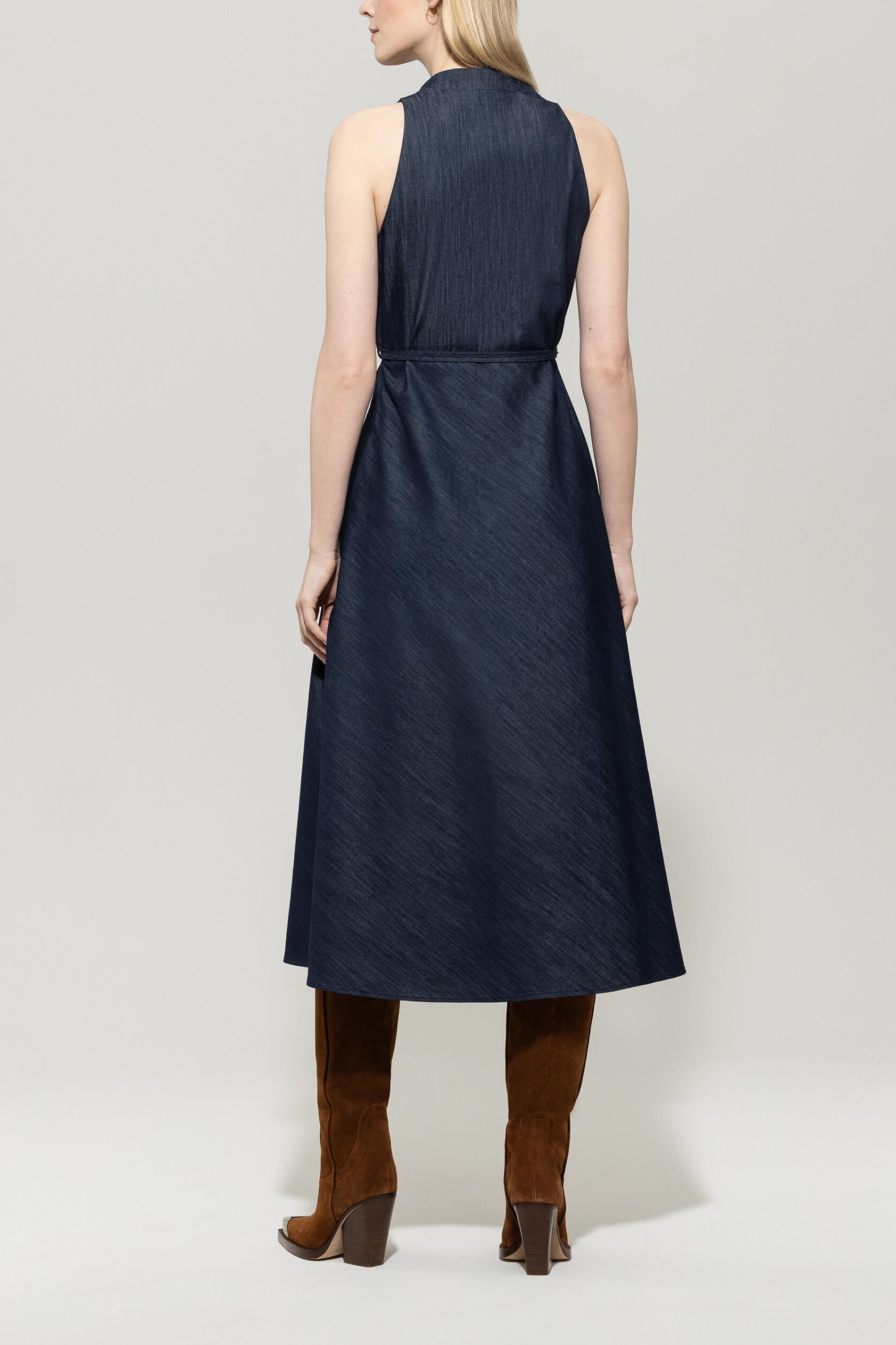 Denimkleid mit Bindeband - denim blue - Standard | Model Rück