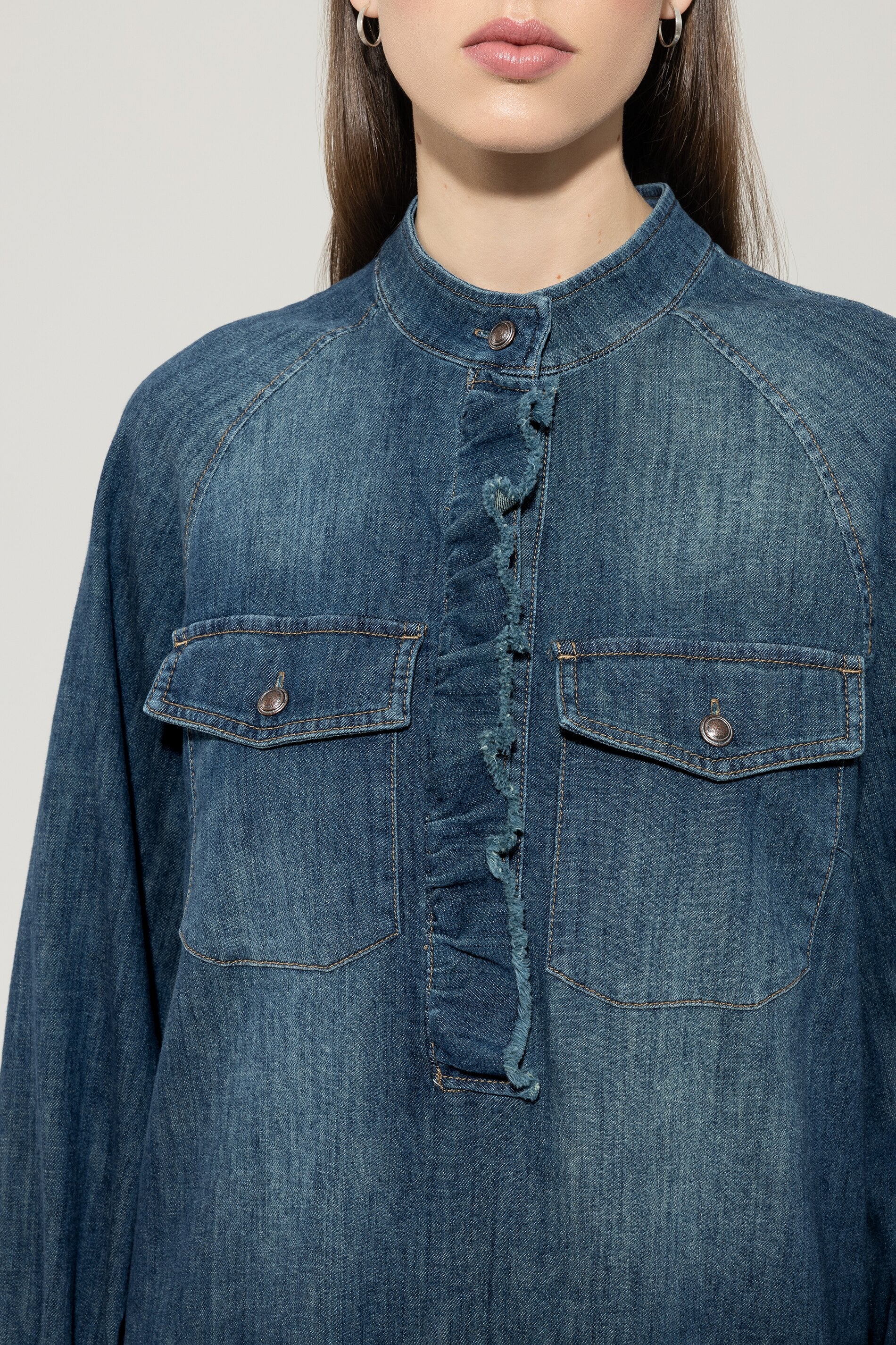 Denim-Kleid mit Rüschendetail - denim blue - Standard | Model Detail