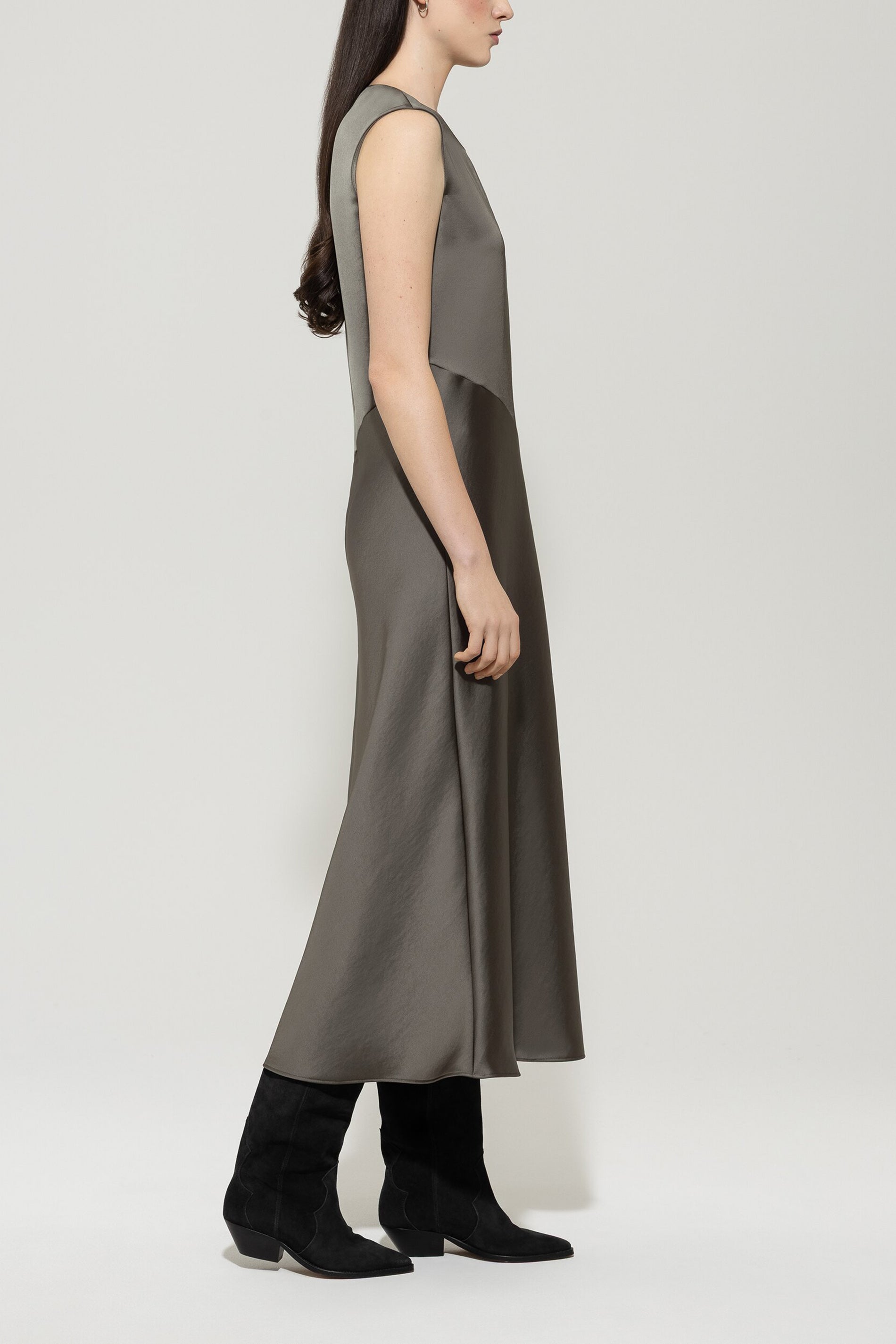 Shiftdress mit Cut-out-Detail - cool khaki - Standard | Model Seite