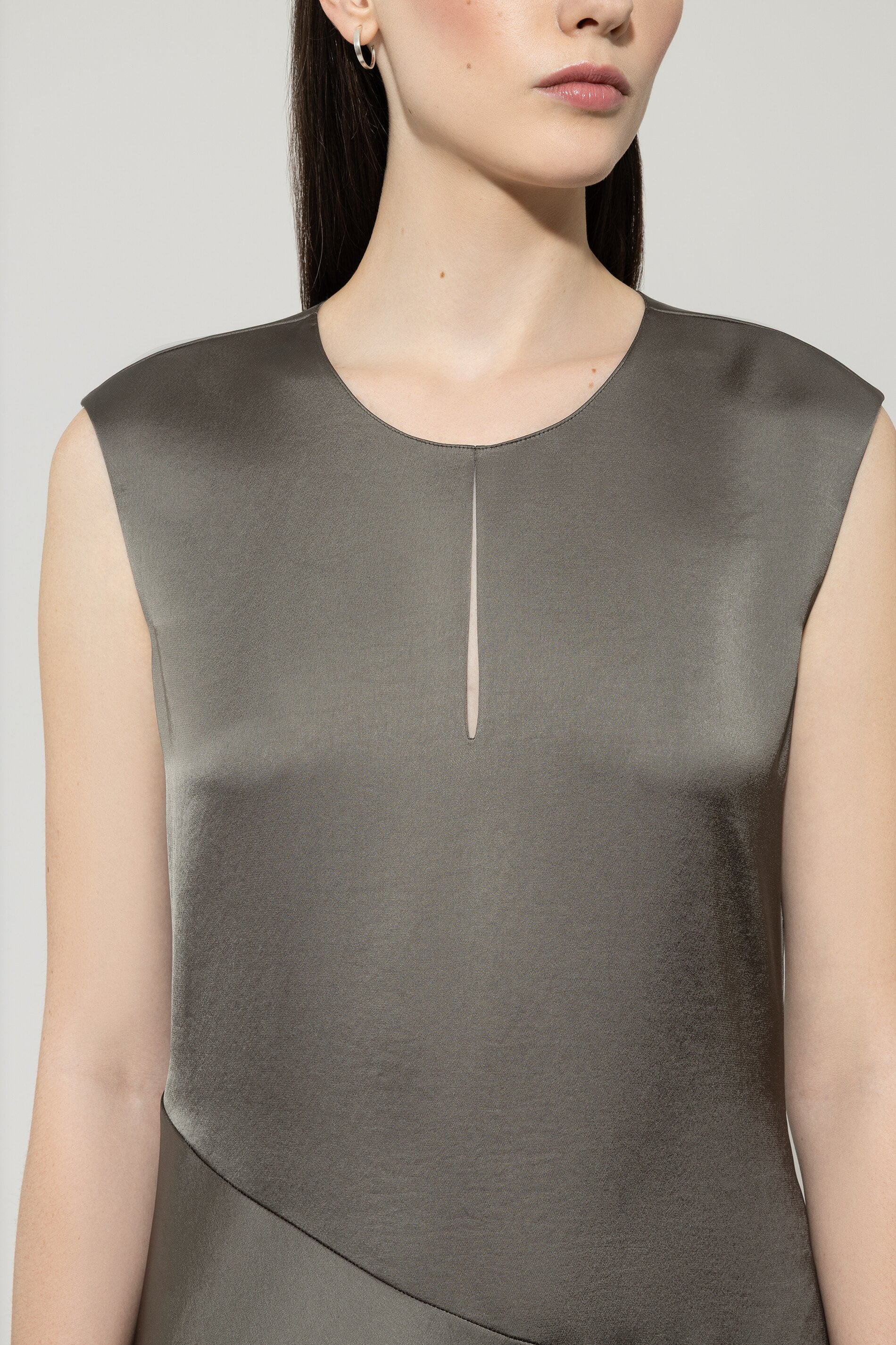 Shiftdress mit Cut-out-Detail - cool khaki - Standard | Model Detail