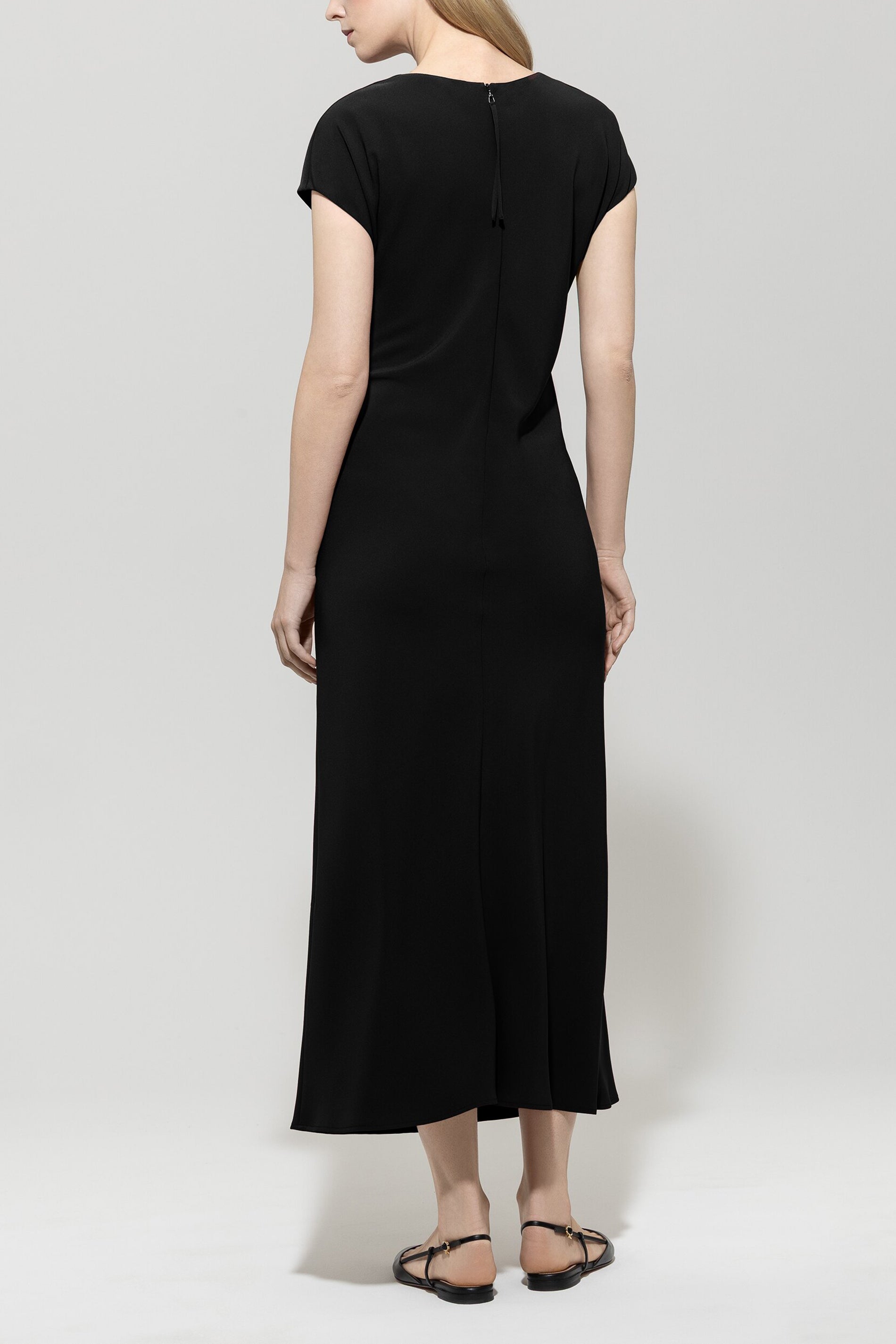 Kleid mit Drapédetail - deep black - Standard | Model Rück
