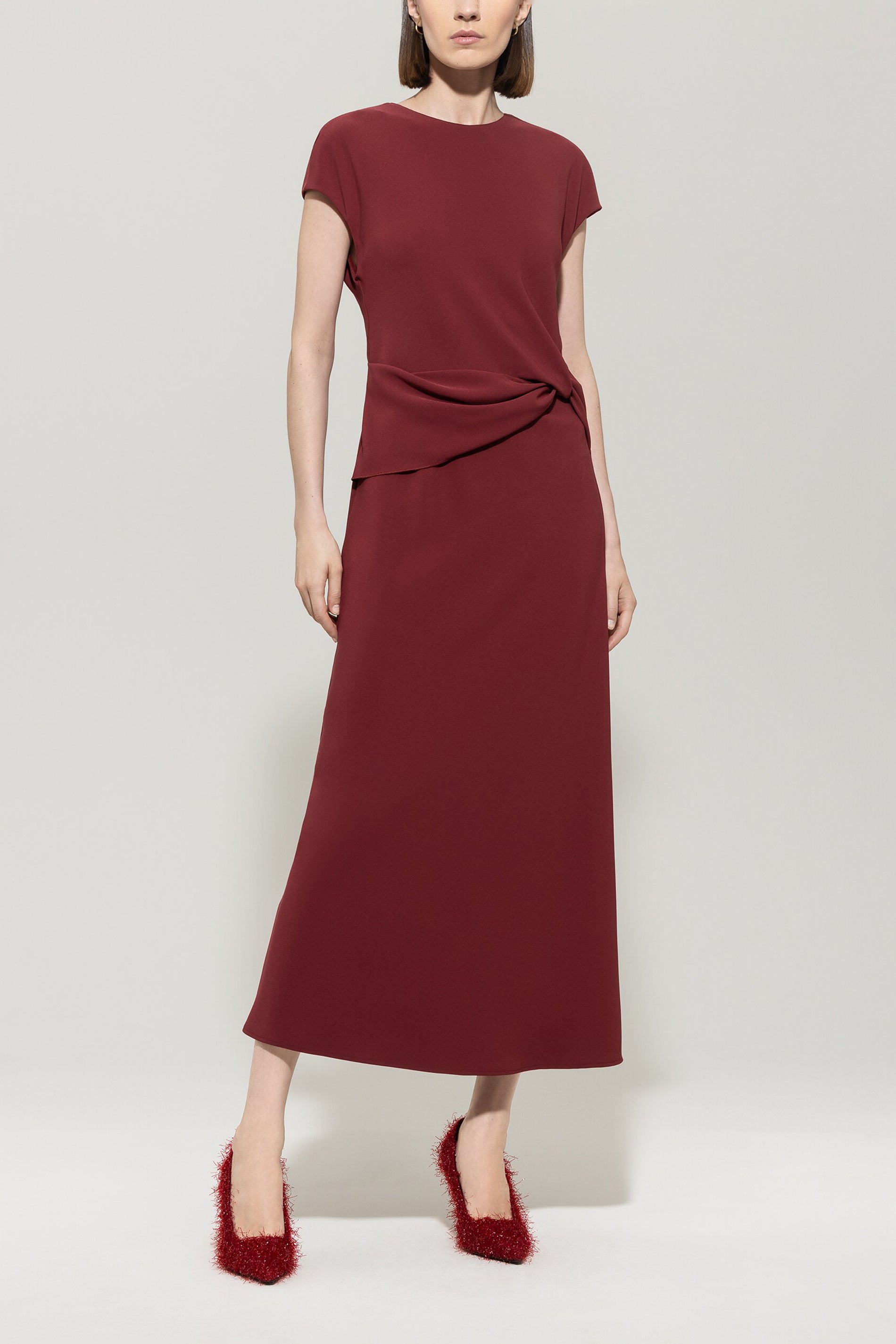 Kleid mit Drapédetail - berry red - Standard | Model Front