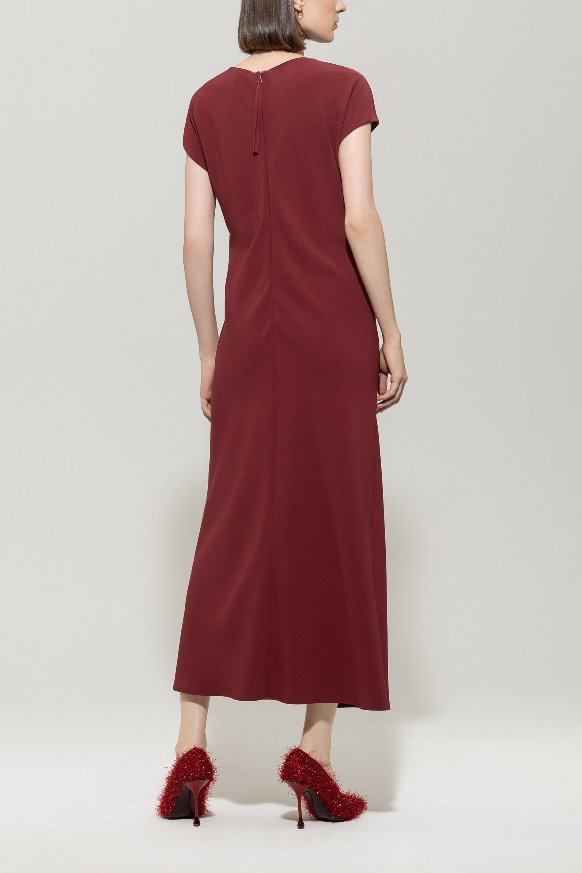 Kleid mit Drapédetail - berry red - Standard | Model Rück