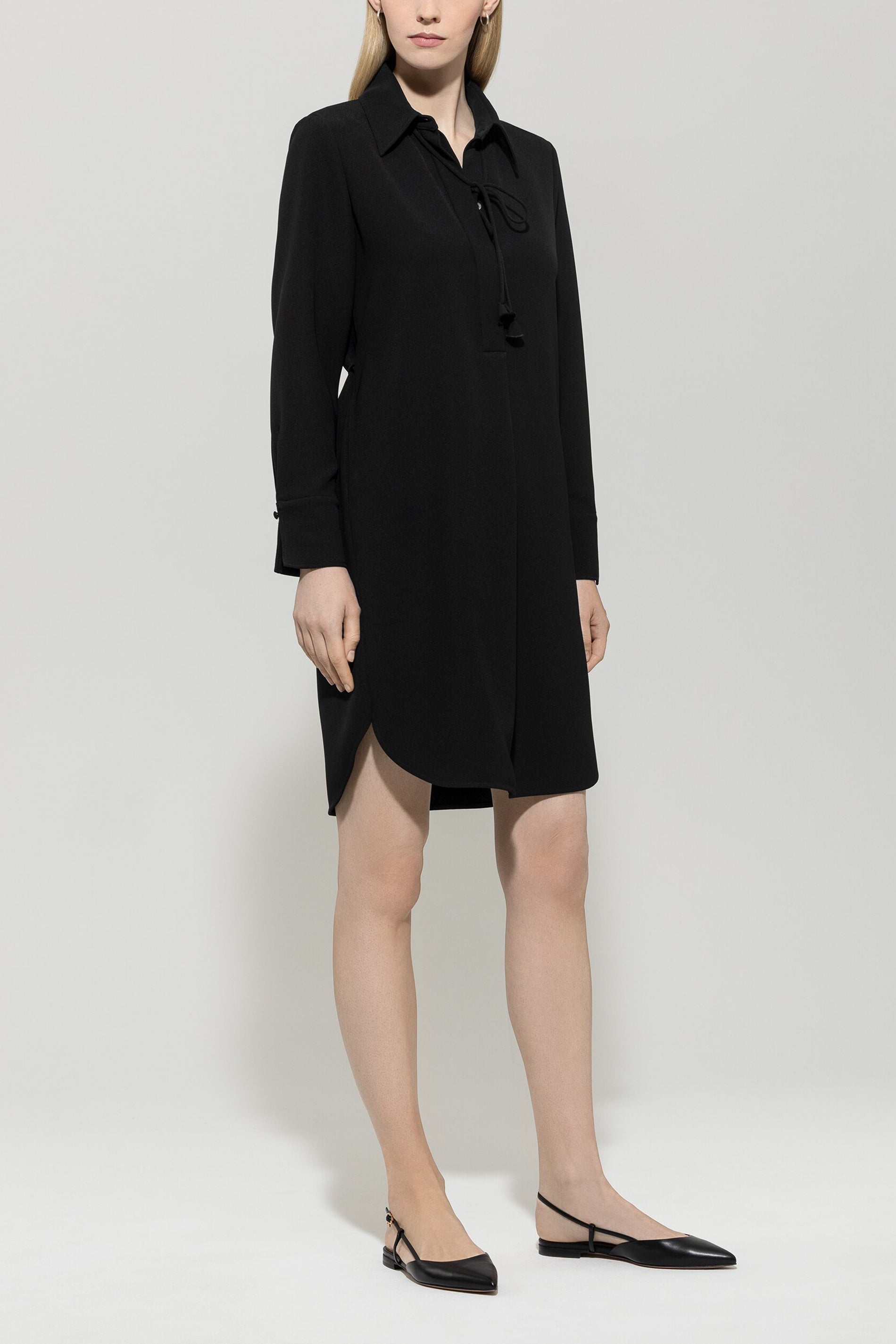 Hemdkleid mit Bindeband-Detail - deep black - Standard | Model Front