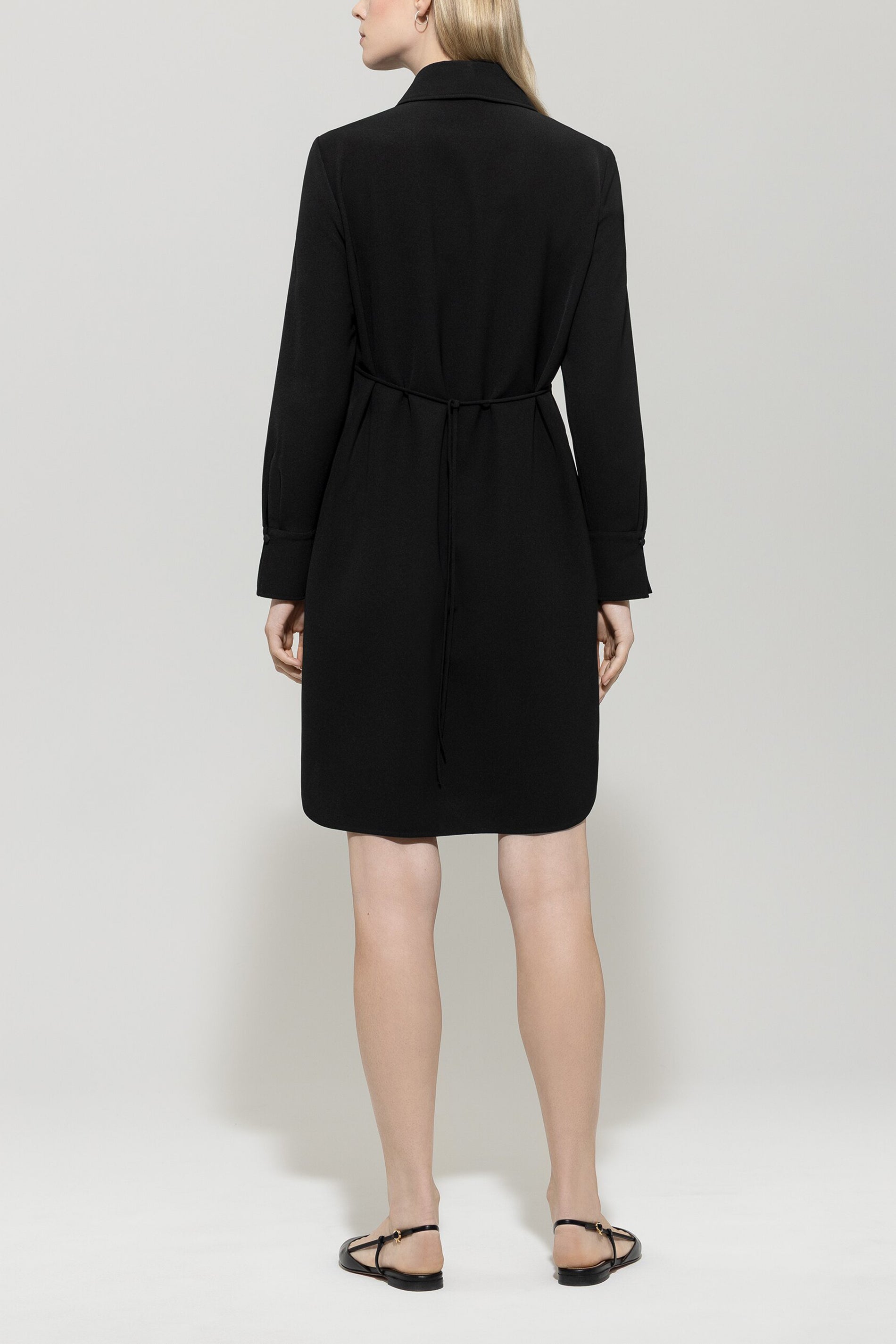 Hemdkleid mit Bindeband-Detail - deep black - Standard | Model Rück
