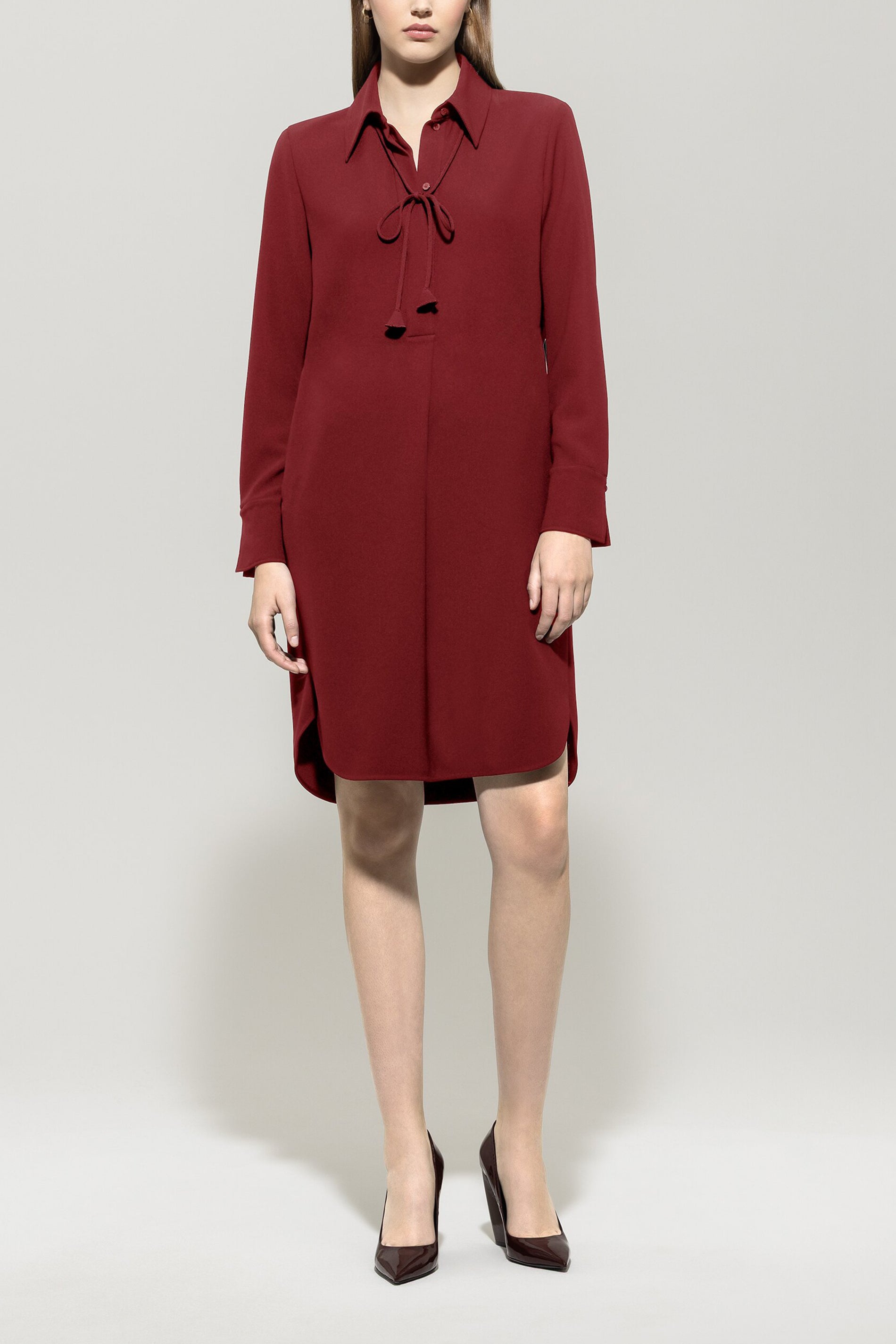 Hemdkleid mit Bindeband-Detail - berry red - Standard | Model Front