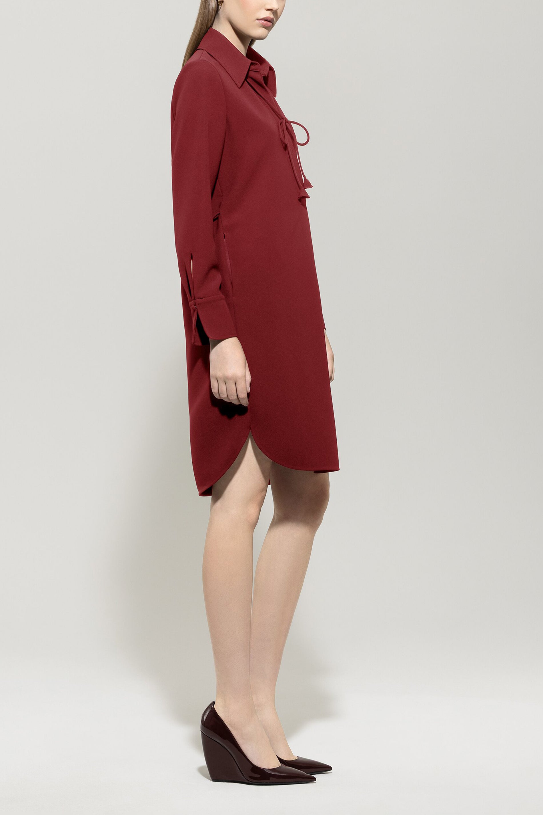 Hemdkleid mit Bindeband-Detail - berry red - Standard | Model Seite