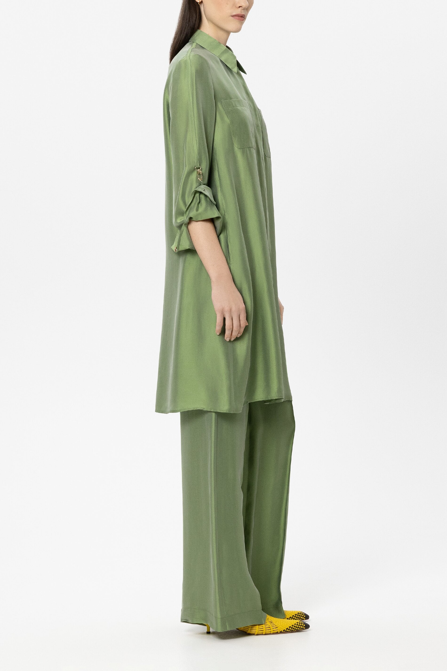 Hemdblusenkleid aus Seiden-Mix - moss green - Standard | Model Seite