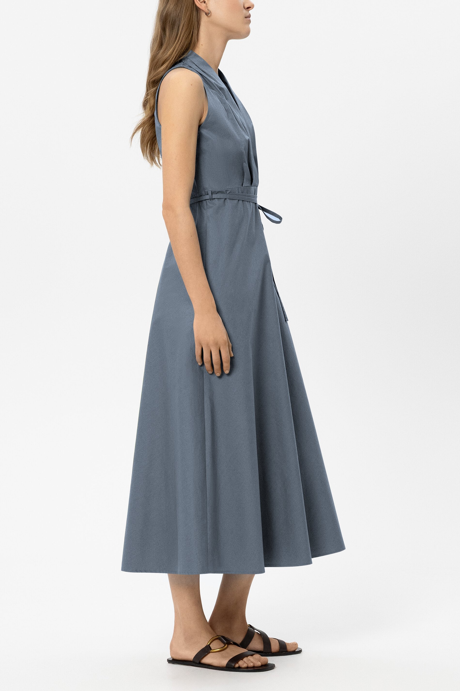 Gabardine-Neckholderkleid - tinted blue - Standard | Model Seite