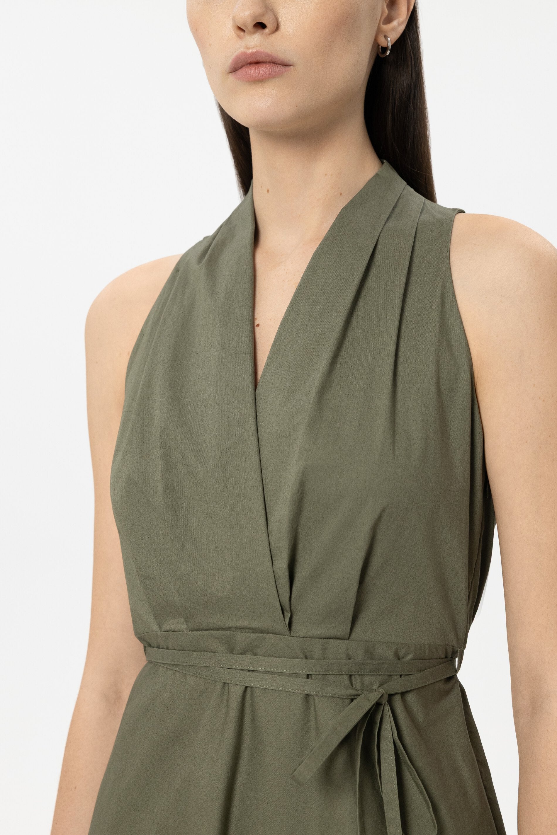 Gabardine-Neckholderkleid - khaki - Standard | Model Detail