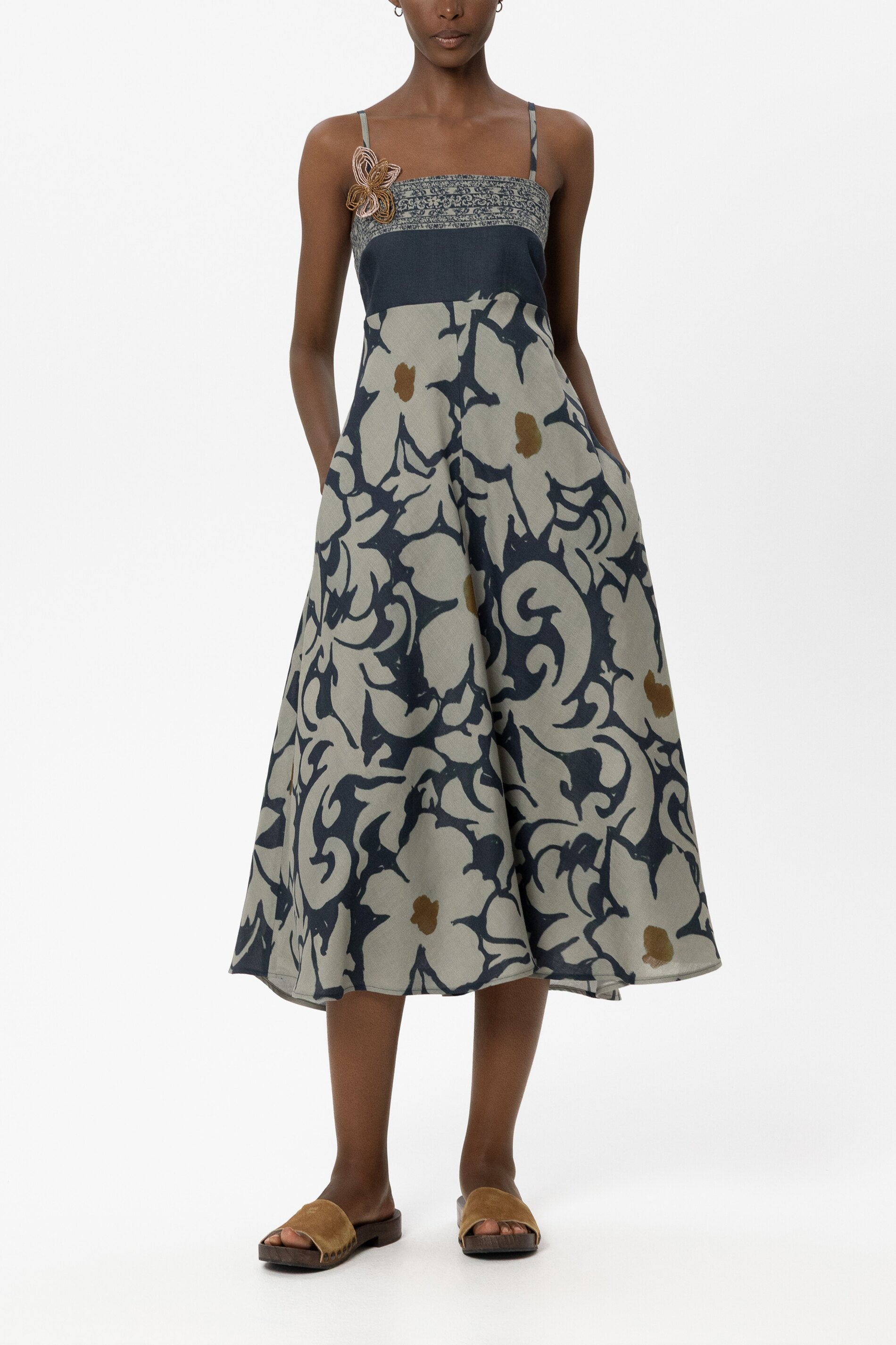 Ramie-Kleid mit Flower-Print - tinted blue / multi - Standard | Model Front