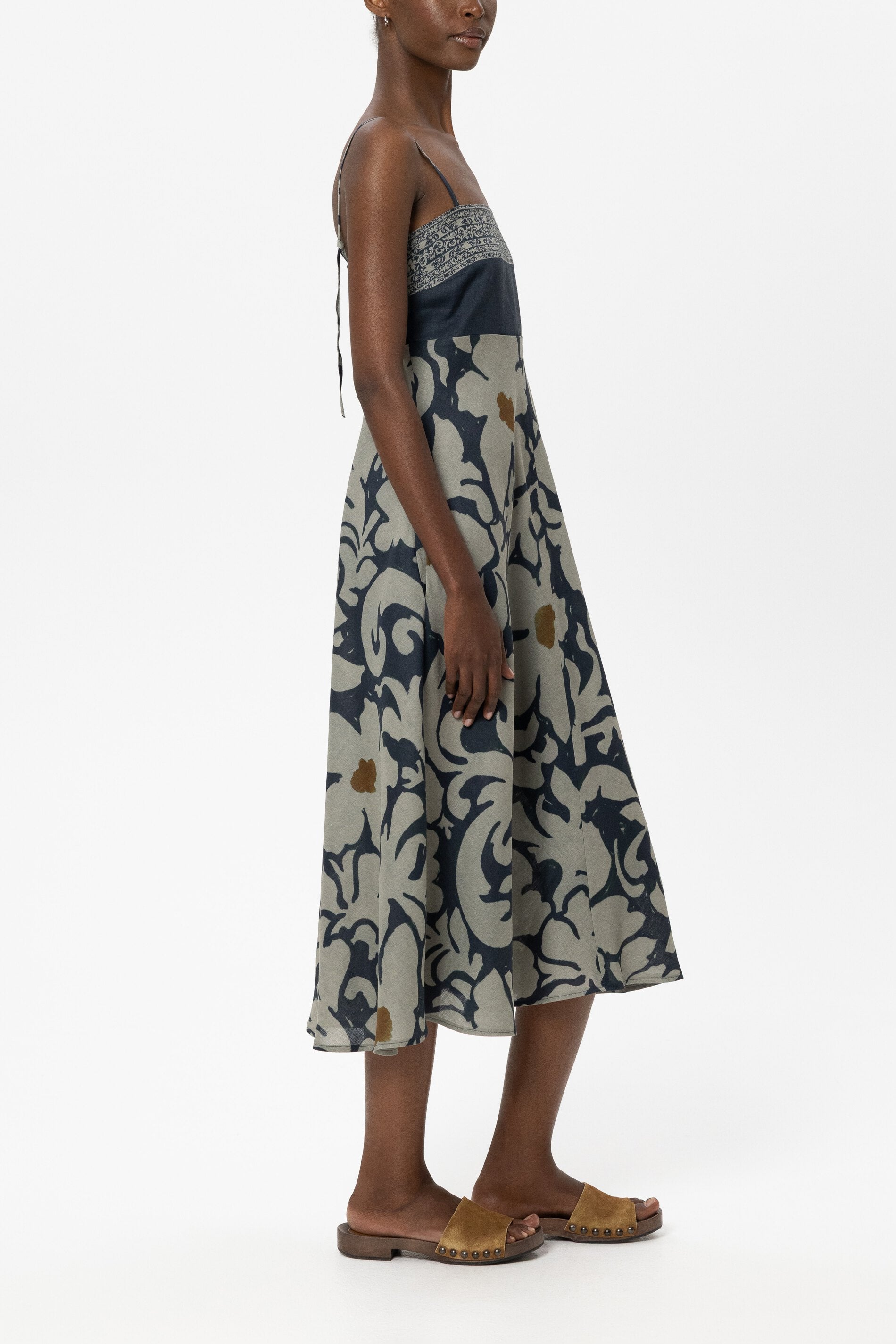 Ramie-Kleid mit Flower-Print - tinted blue / multi - Standard | Model Seite