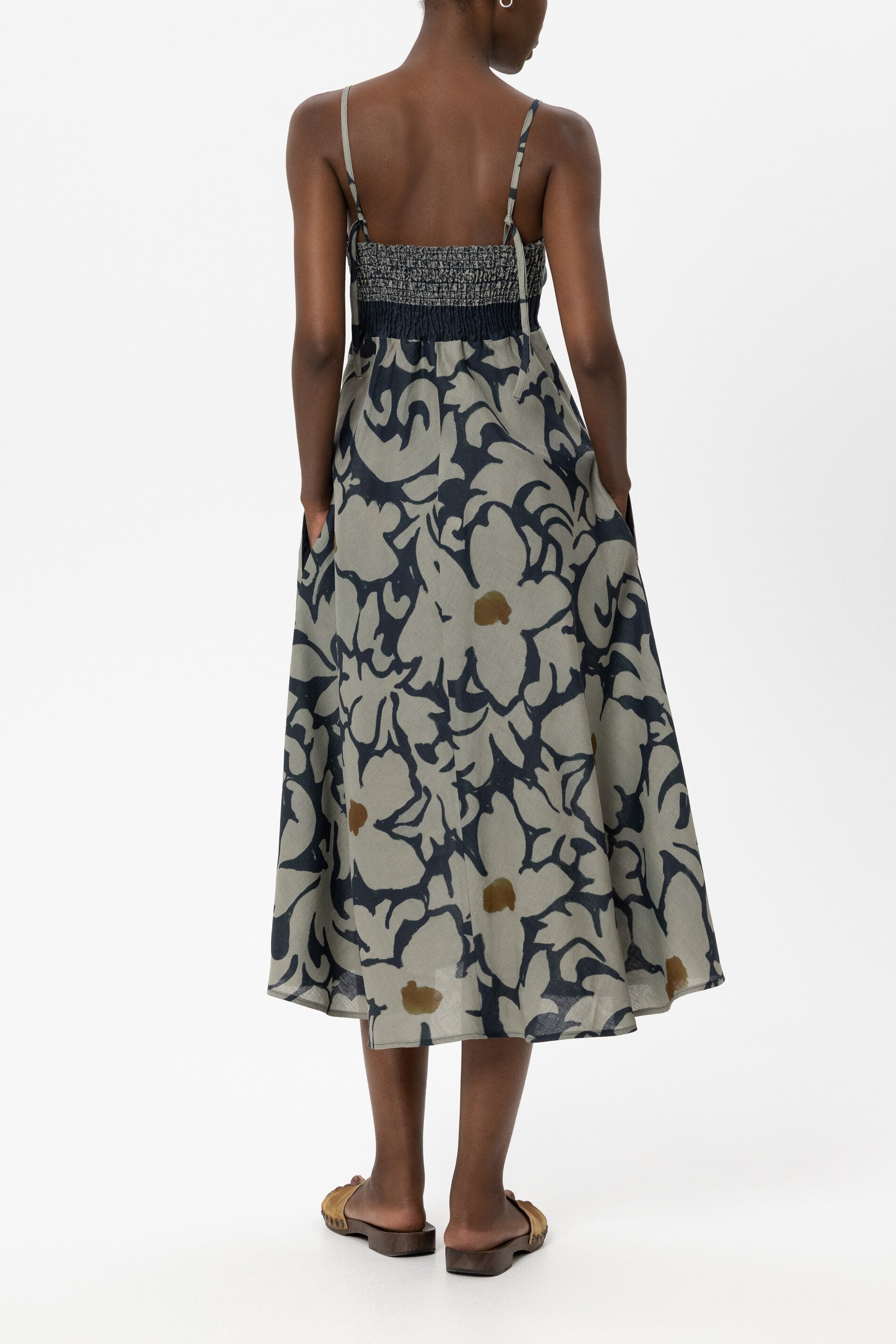 Ramie-Kleid mit Flower-Print - tinted blue / multi - Standard | Model Rück