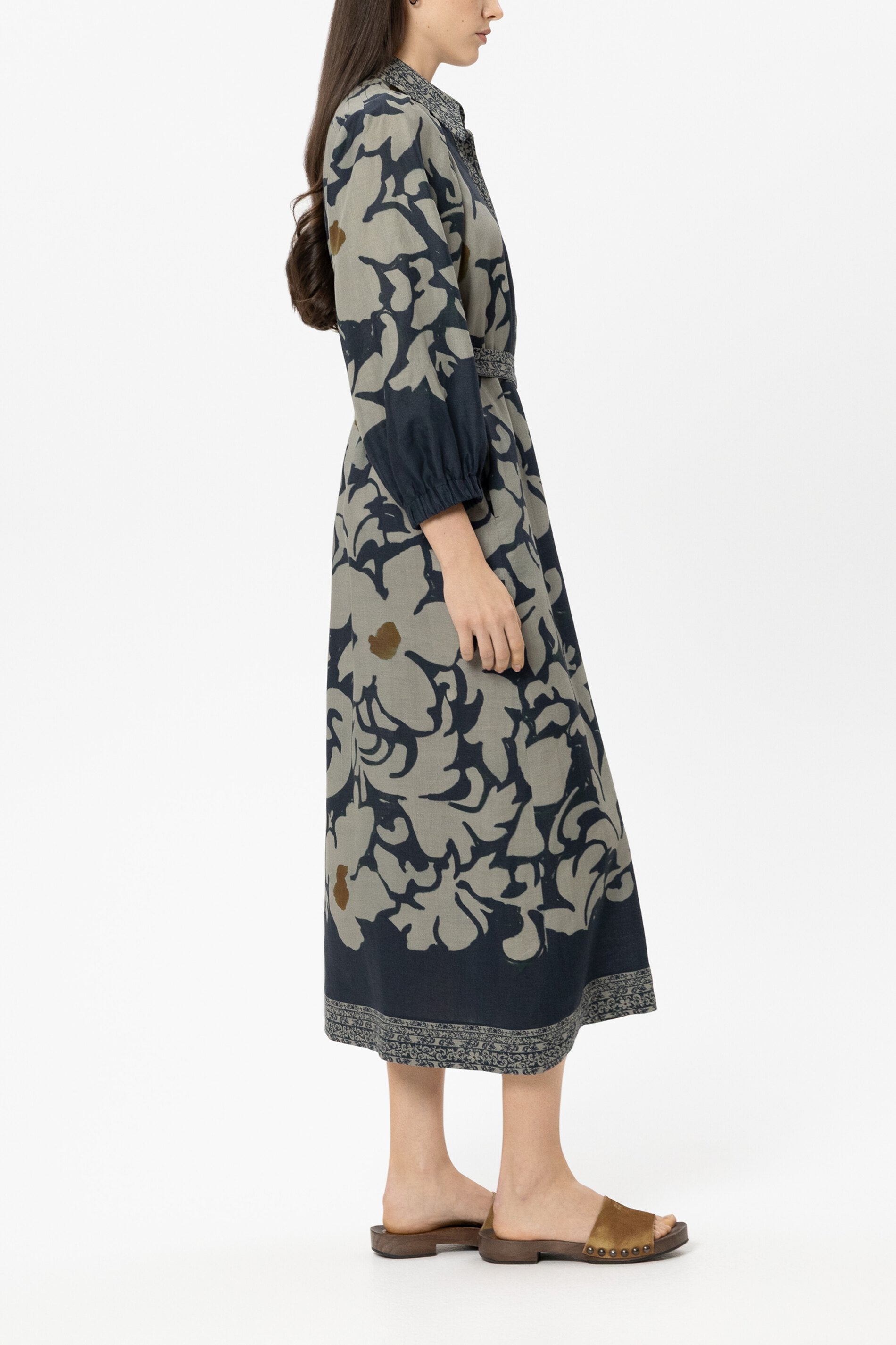 Ramie-Kleid mit Flower-Print - tinted blue / multi - Standard | Model Seite