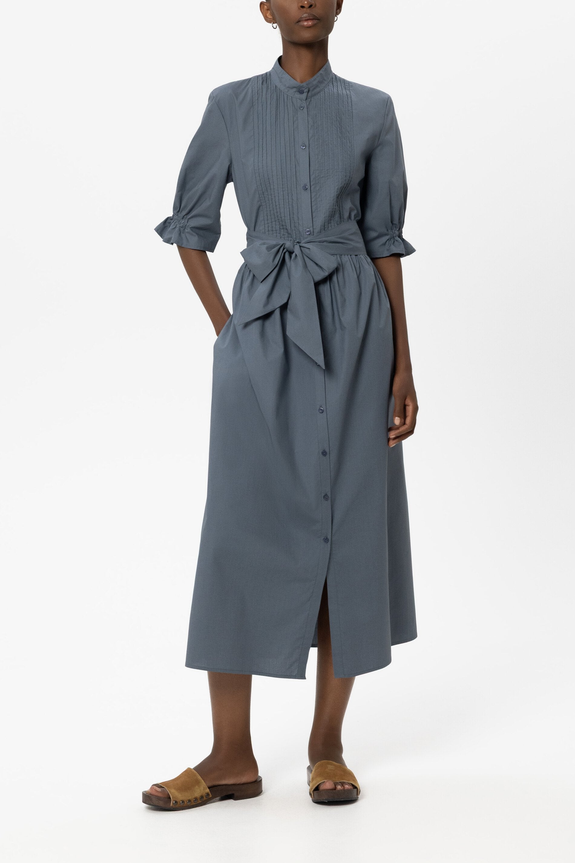Baumwoll-Hemdblusenkleid - tinted blue - Standard | Model Front