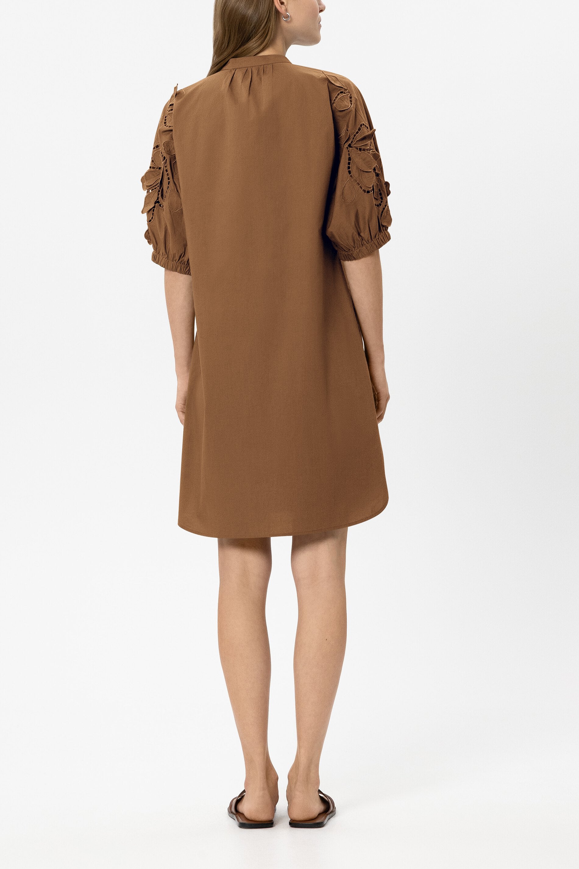 Midi-Kleid mit Lochstickerei - dark terracotta - Standard | Model Rück