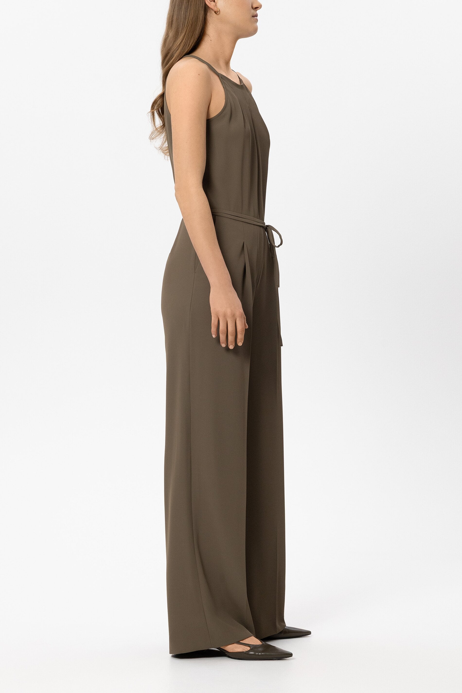 Jumpsuit mit Bindebanddetails - muskat - Standard | Model Seite