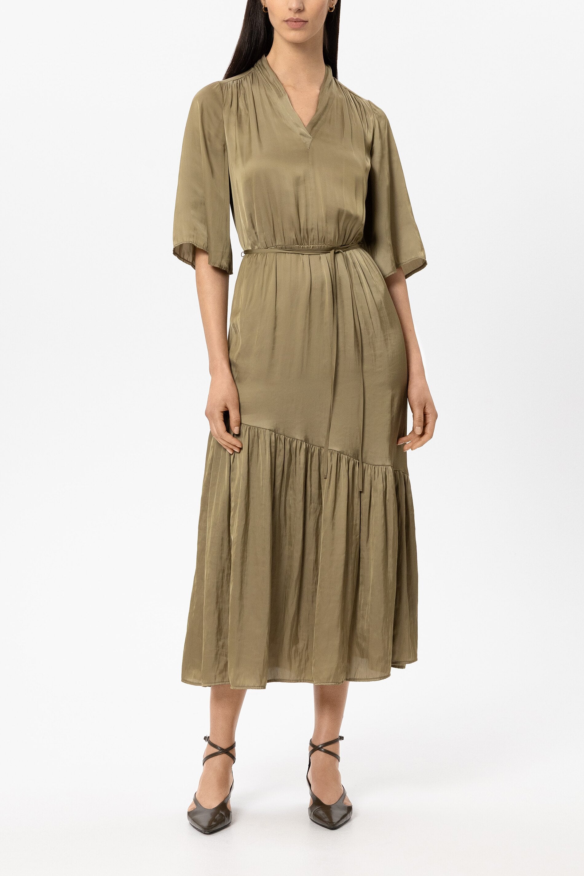Satin-Kleid mit Saumvolants - salbei - Standard | Model Front