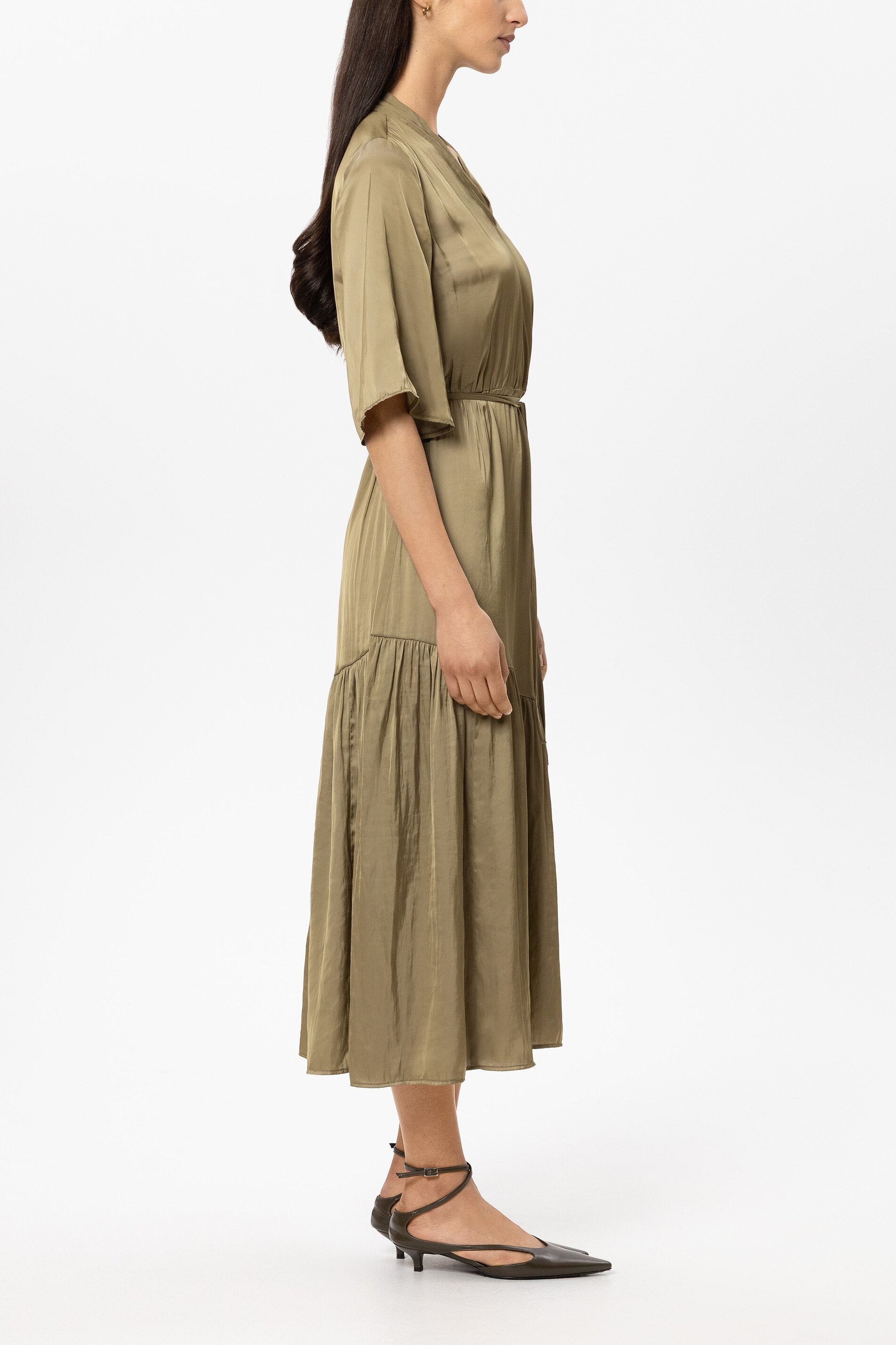 Satin-Kleid mit Saumvolants - salbei - Standard | Model Seite
