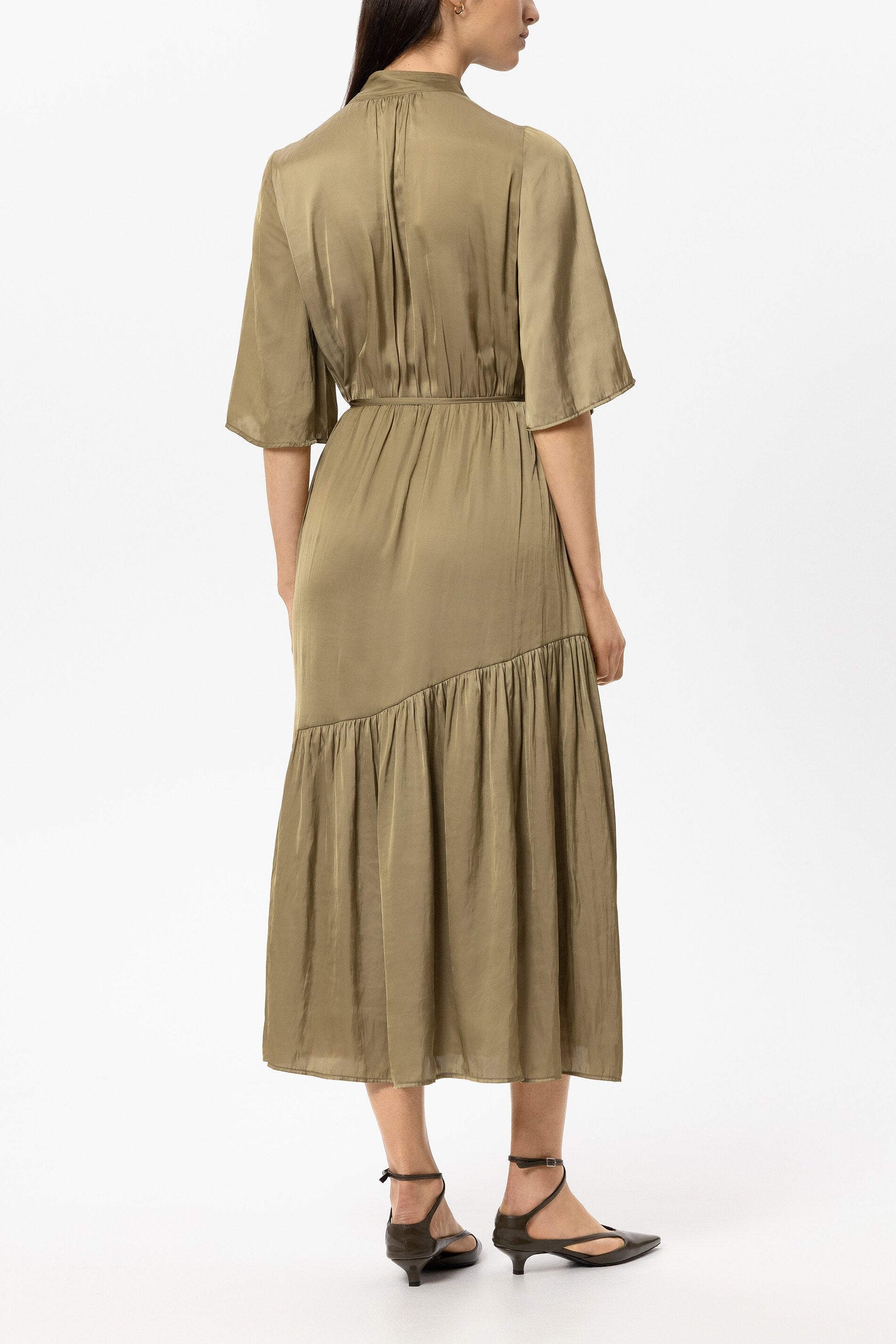 Satin-Kleid mit Saumvolants - salbei - Standard | Model Rück