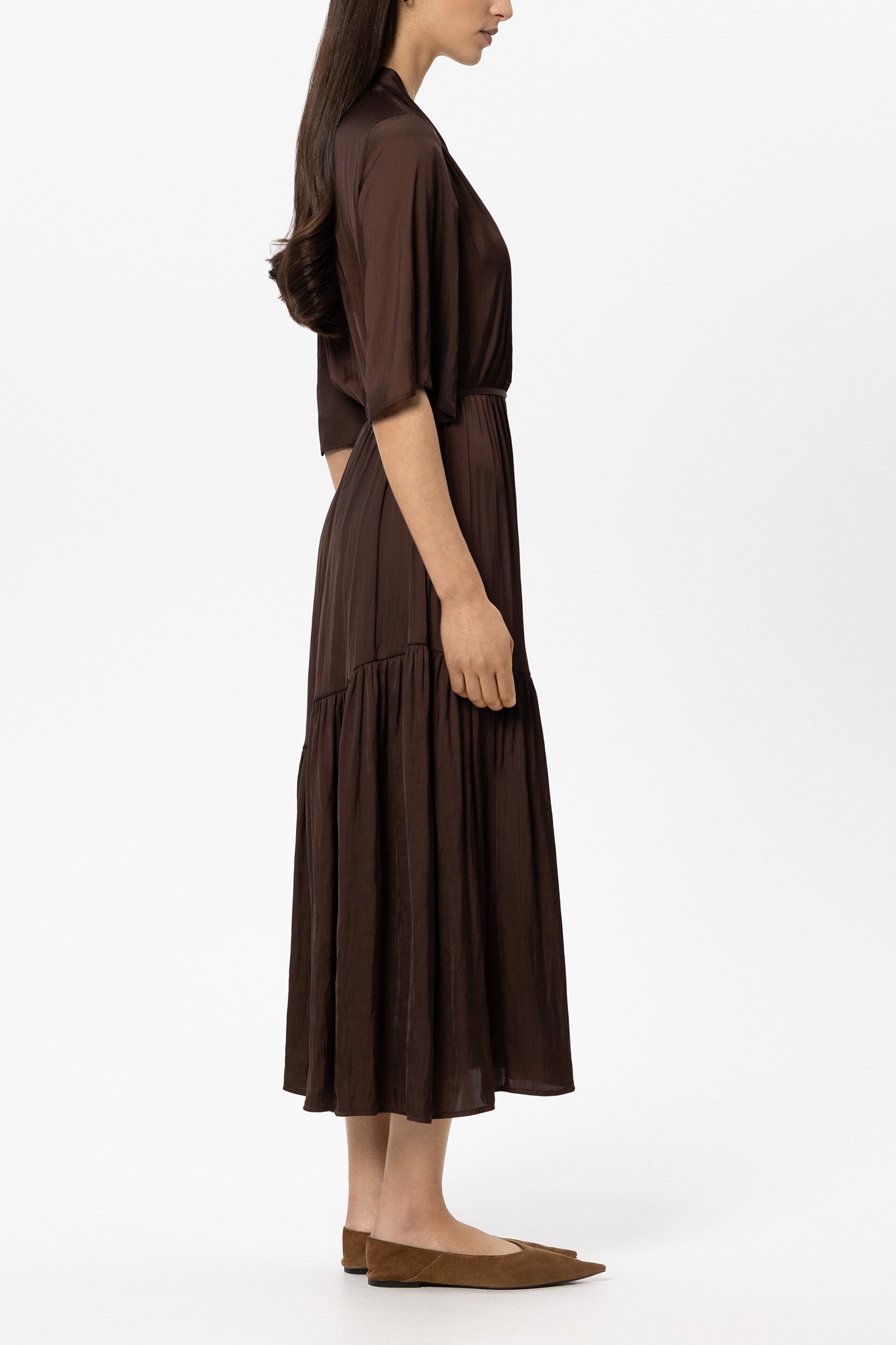 Satin-Kleid mit Saumvolants - marone - Standard | Model Seite