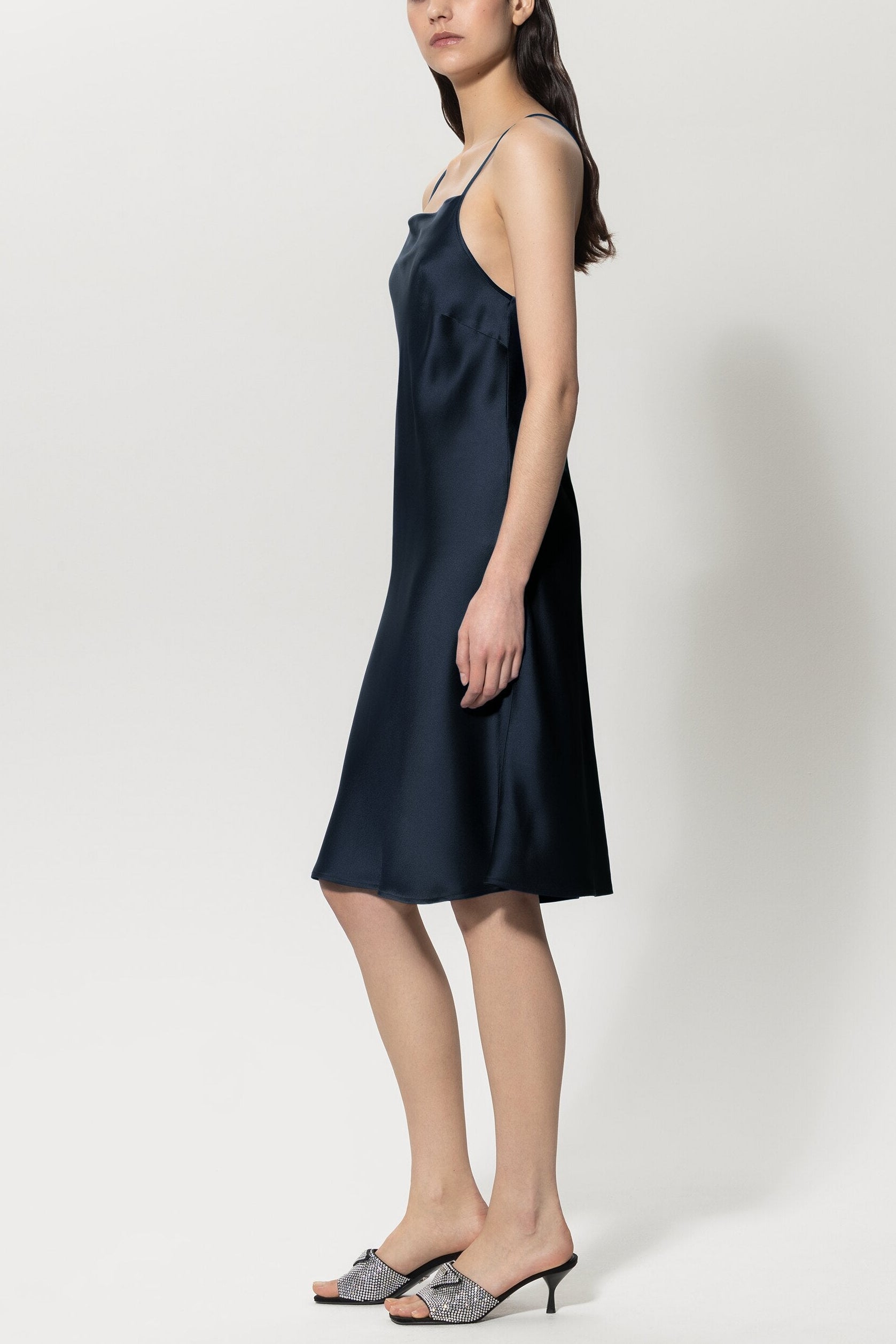 Satin-Slipdress mit Bias-Cut - petrol blue - Standard | Model Seite