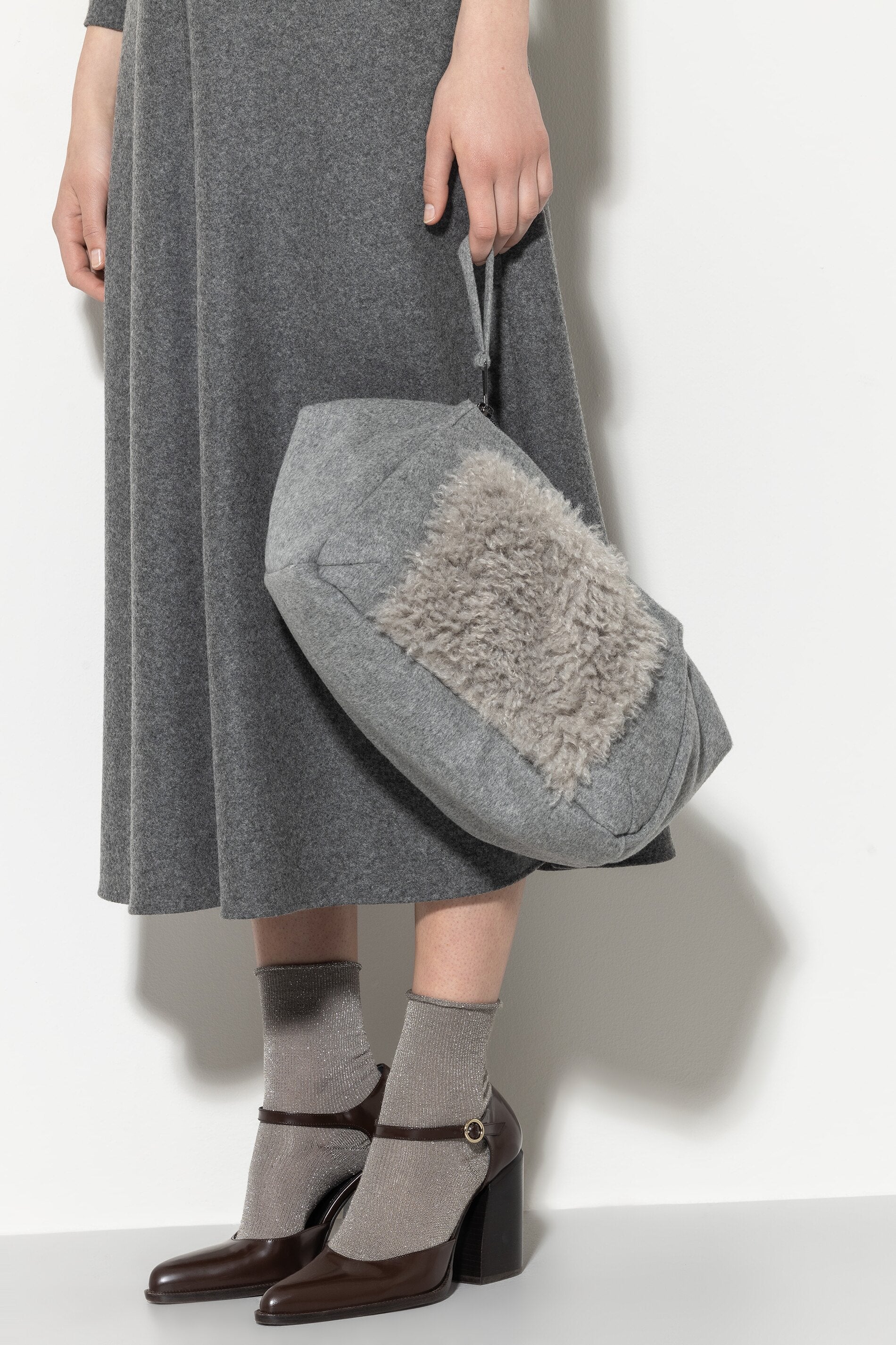 Tasche mit Wolldetail - heather grey - Standard | Model Front