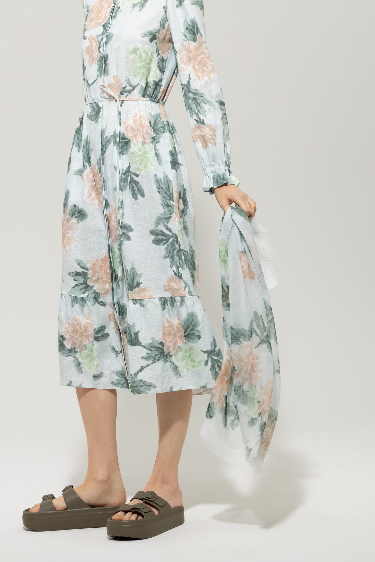 Tuch mit Flower-Print - multi - Standard | Model Front
