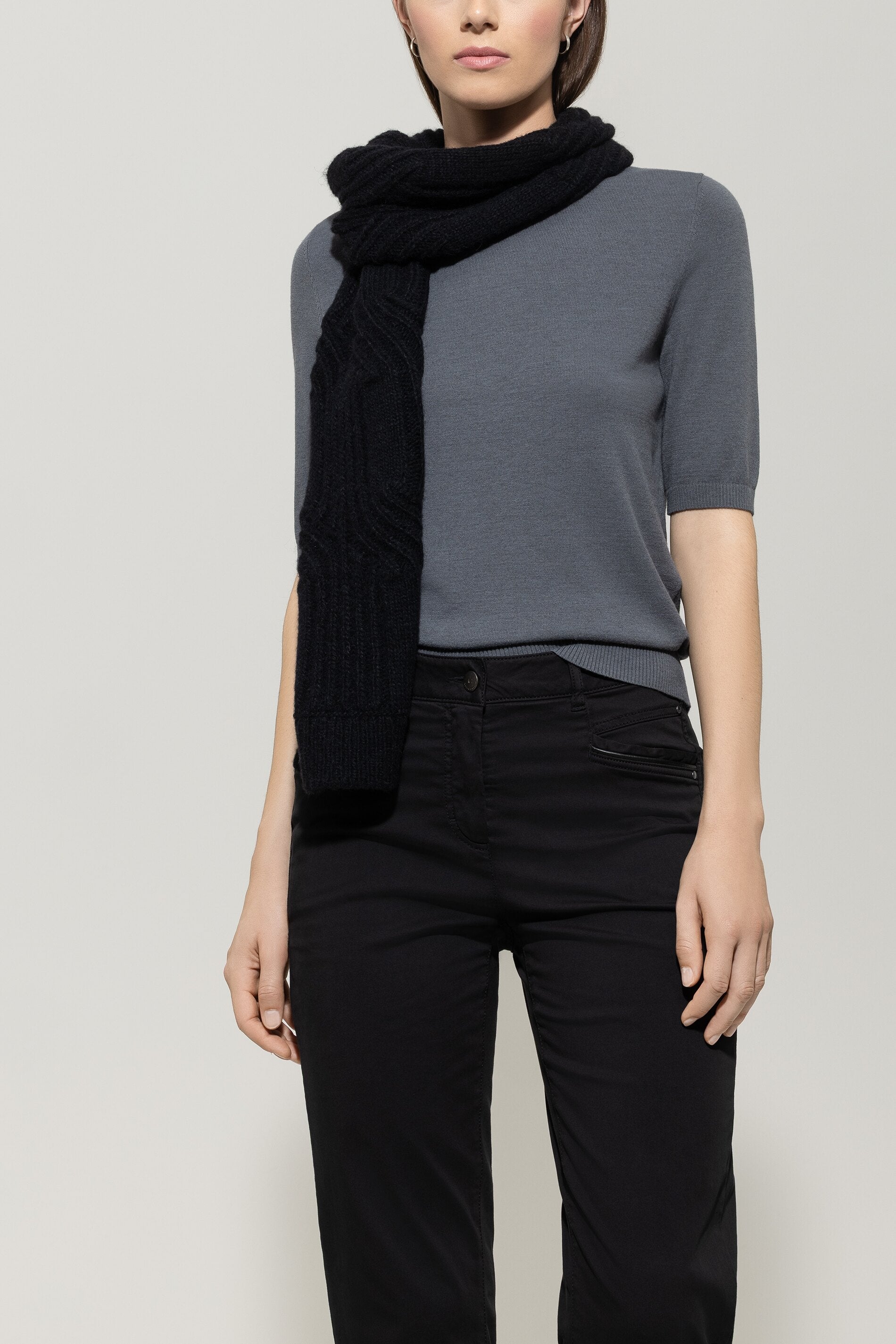 Schal mit Cable-Knit - deep black - Standard | Model Front