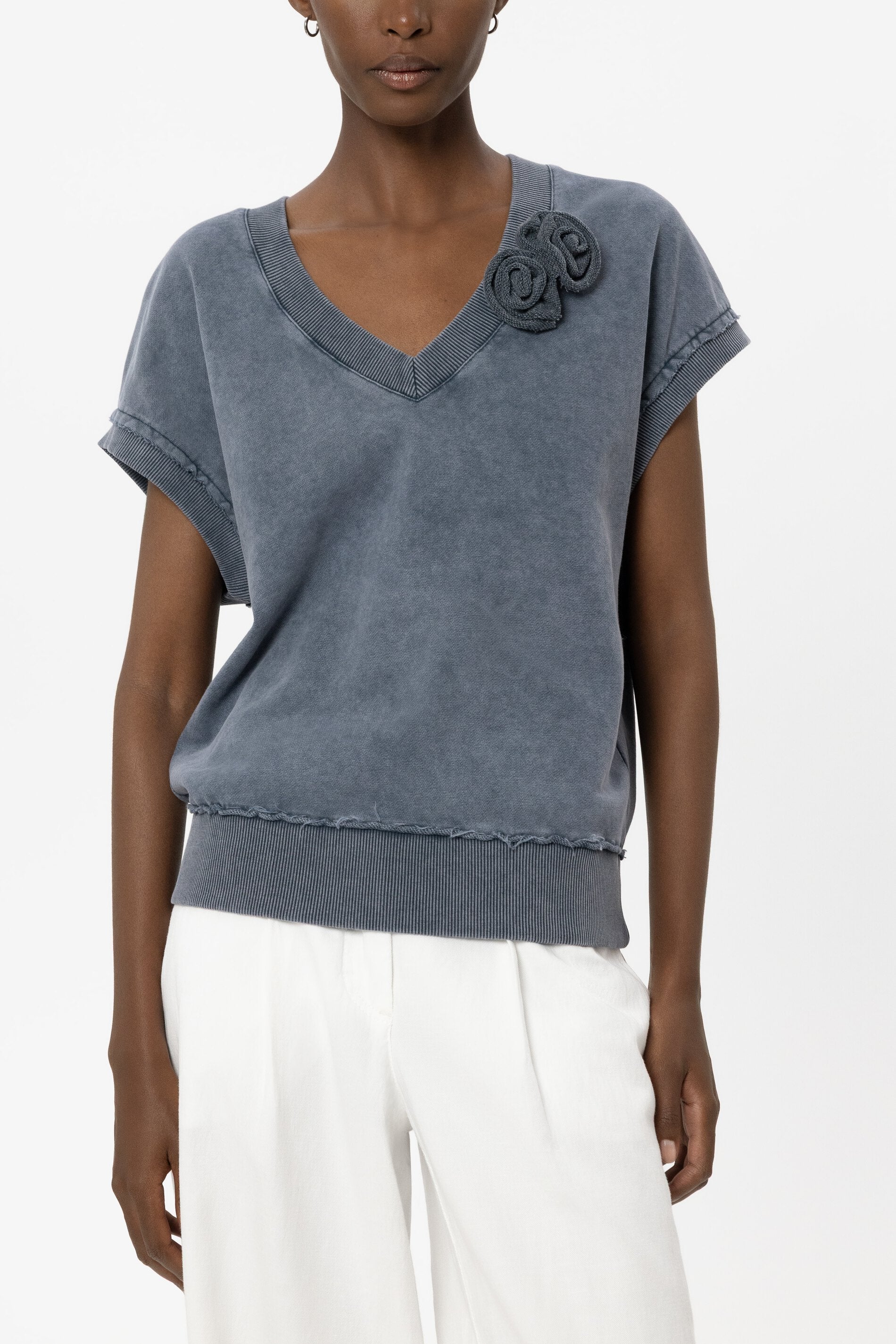 Blumen-Brosche - tinted blue - Standard | Model Front