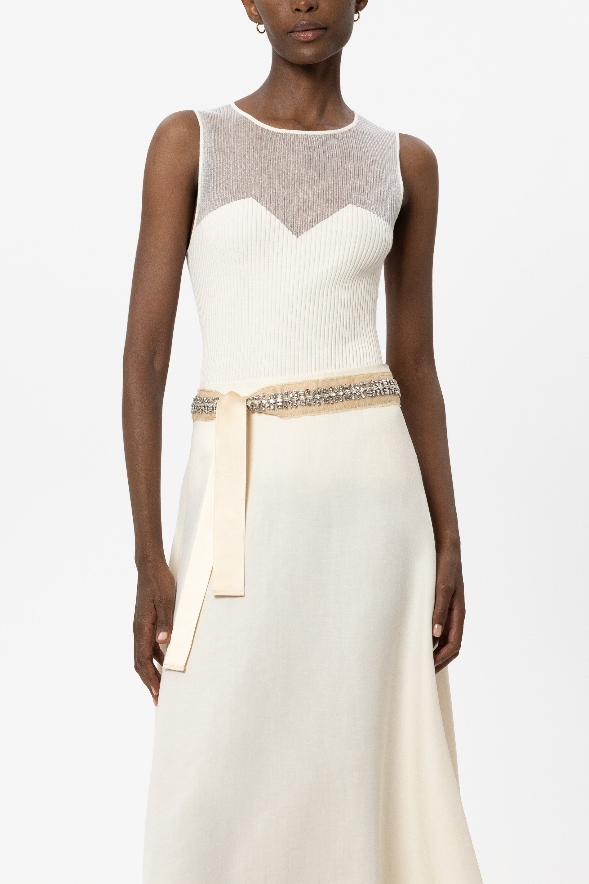 Gürtel mit Schmucksteinen - beige - Standard | Model Front