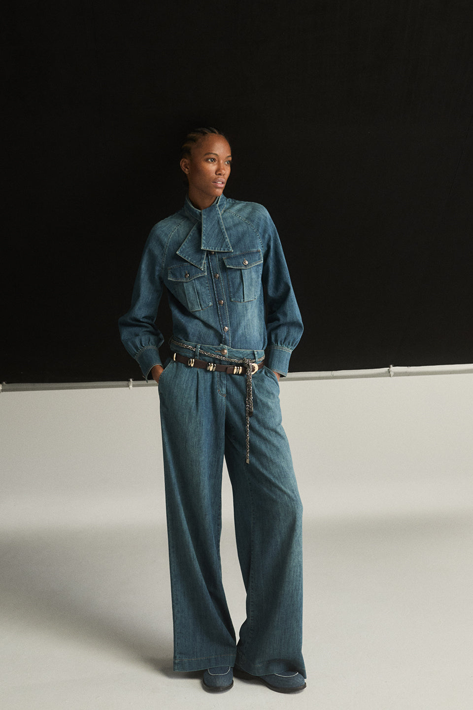Der angesagte Denim-Allover Look besteht aus einer Denim-Bluse mit Schluppe und einer passenden Wideleg Denim.