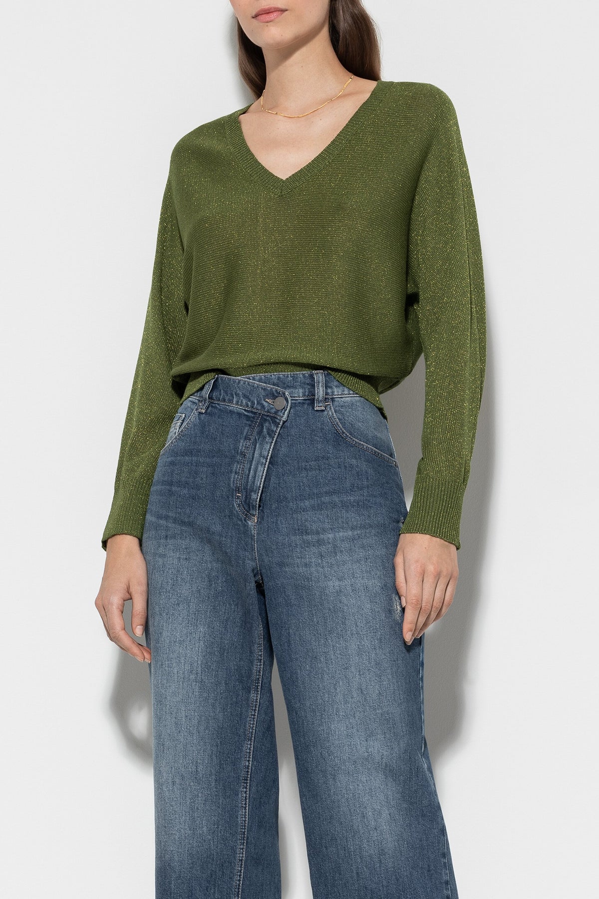 V-Neck-Pullover - moss green - Standard | Model Front