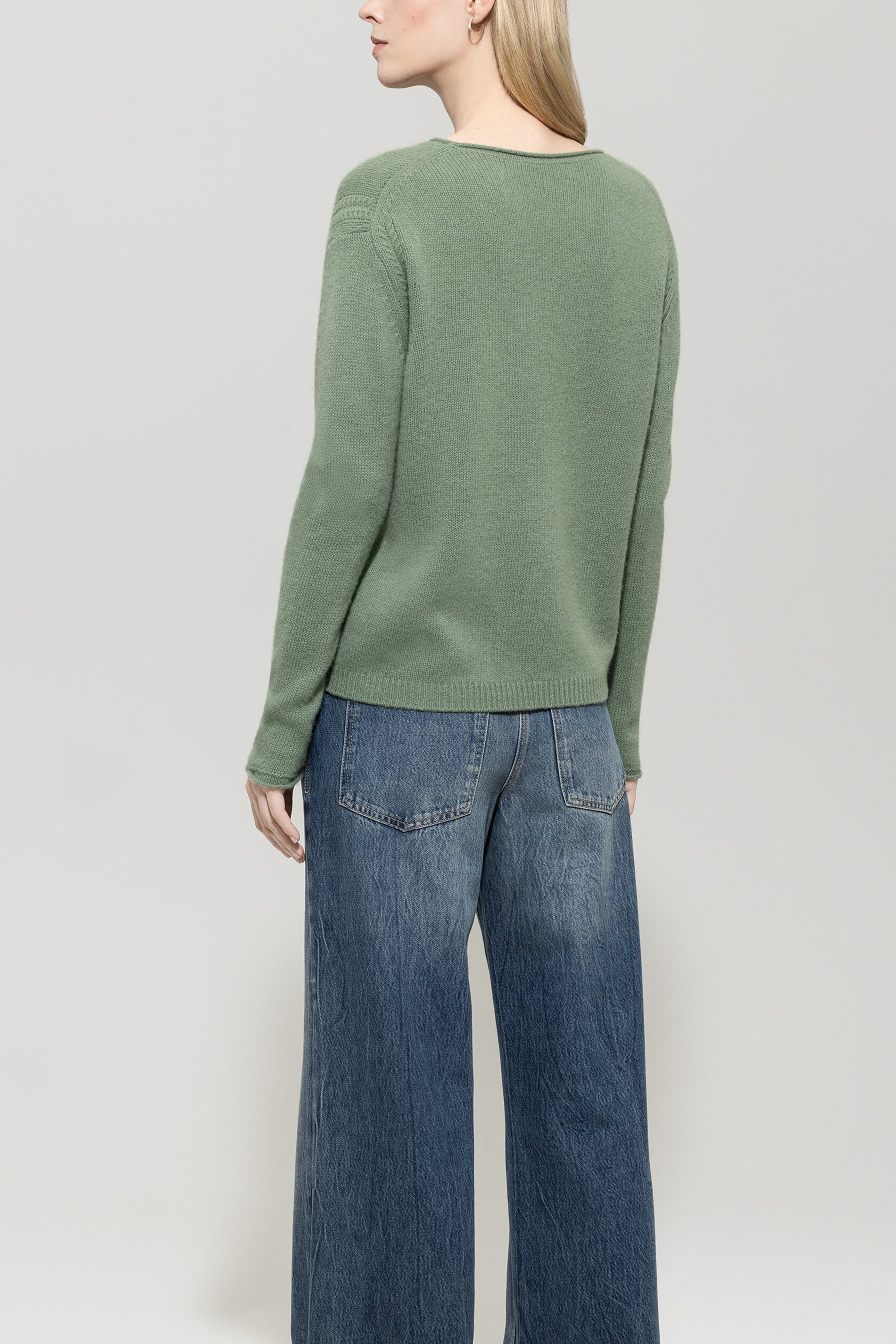 Pullover aus Kaschmir-Mix - salbei - Standard | Model Rück