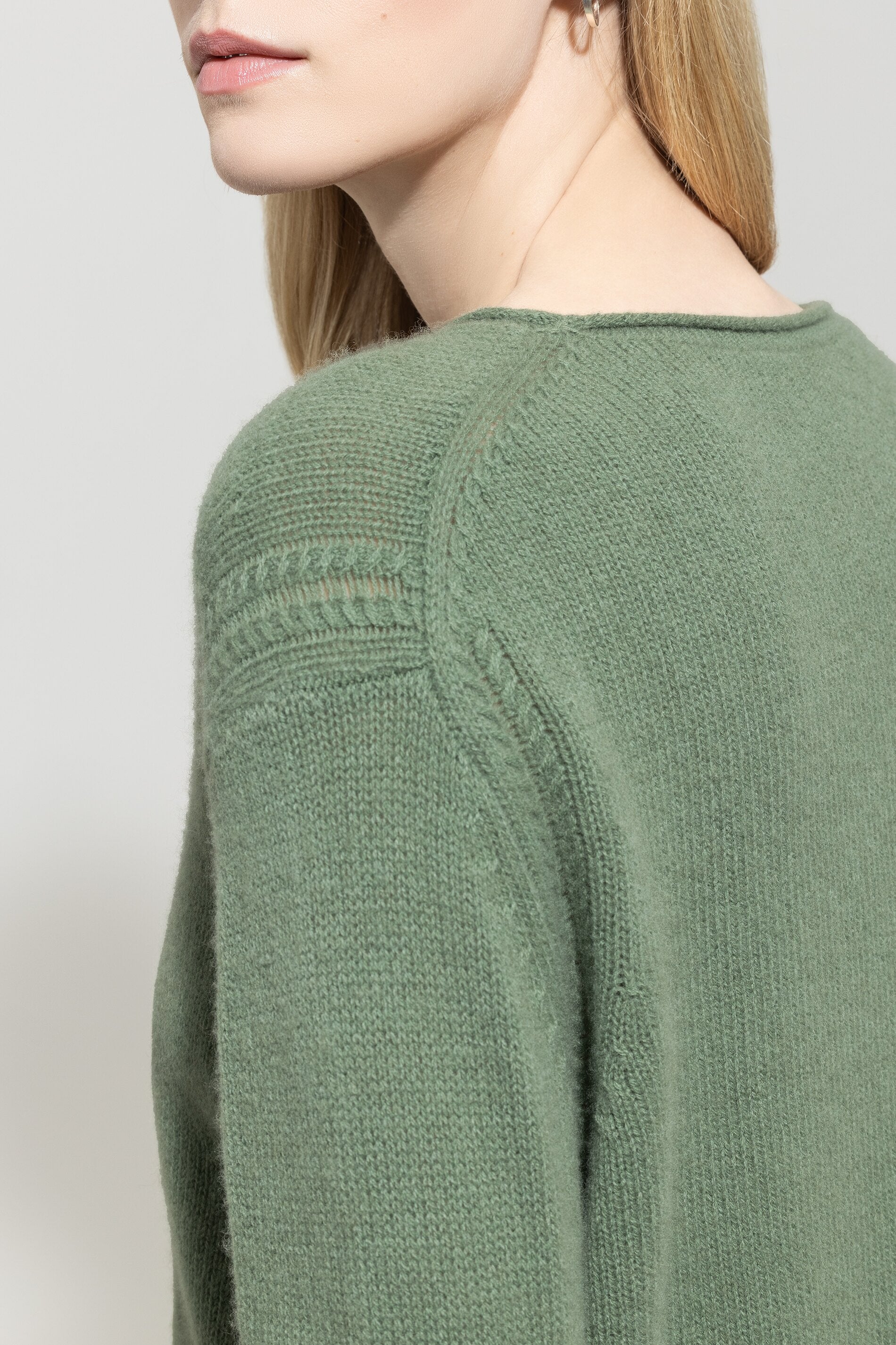 Pullover aus Kaschmir-Mix - salbei - Standard | Model Detail