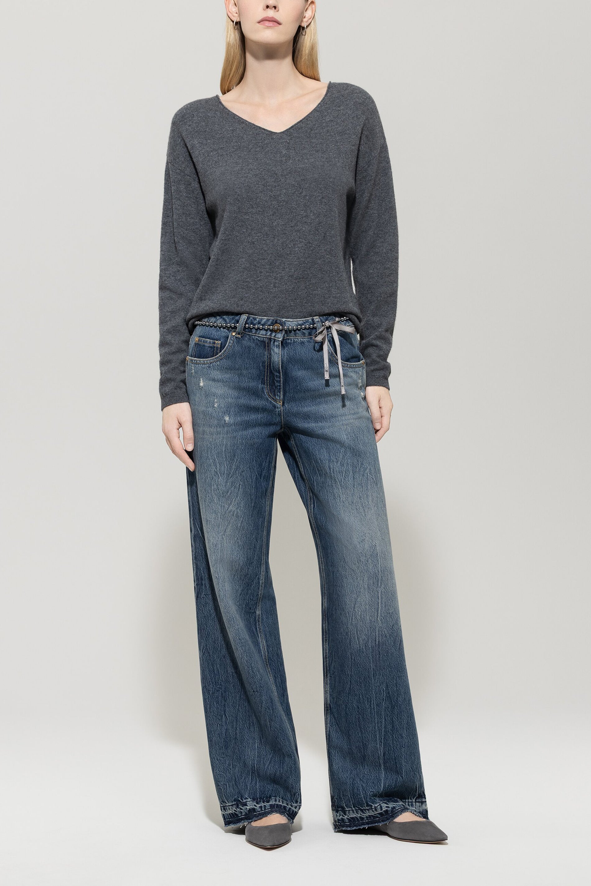 V-Pullover aus Kaschmir-Mix - urban grey - Standard | Model Front