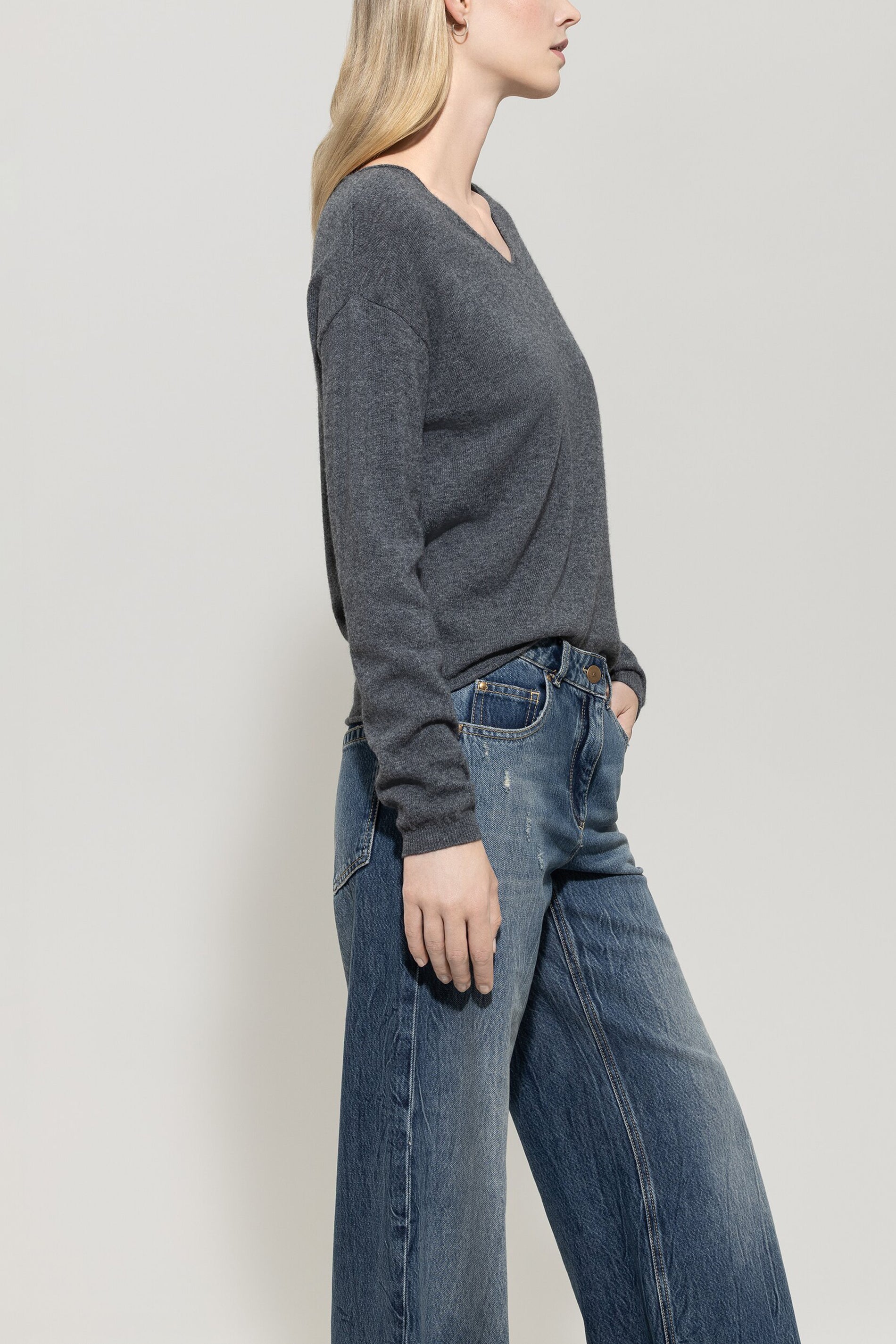 V-Pullover aus Kaschmir-Mix - urban grey - Standard | Model Seite