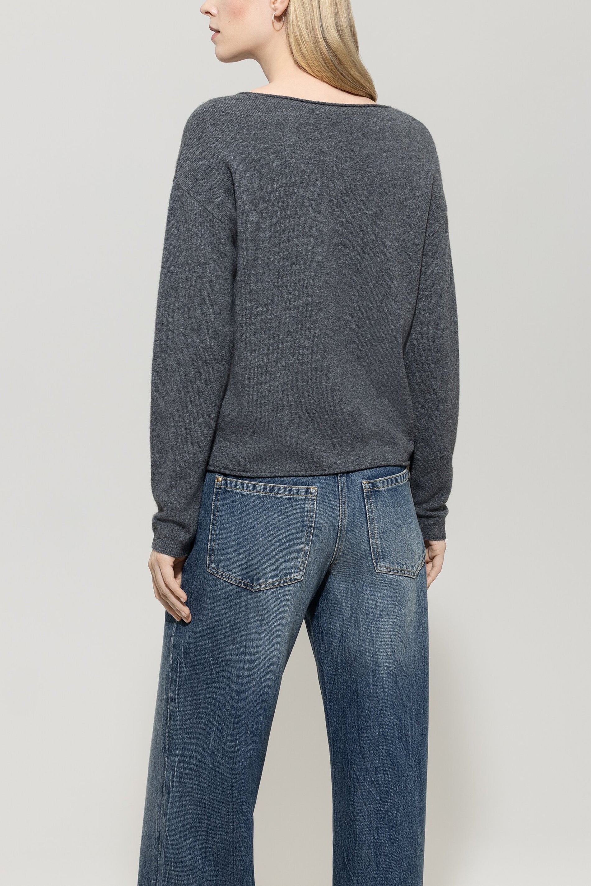 V-Pullover aus Kaschmir-Mix - urban grey - Standard | Model Rück