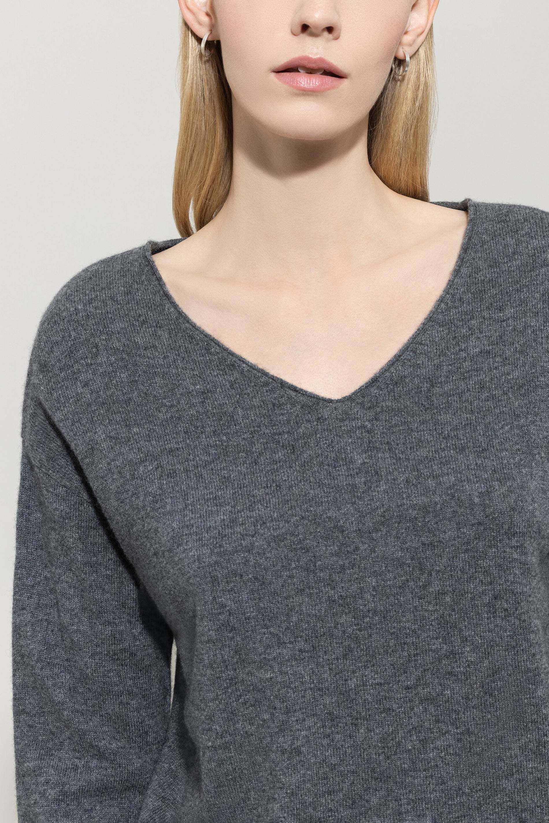 V-Pullover aus Kaschmir-Mix - urban grey - Standard | Model Detail