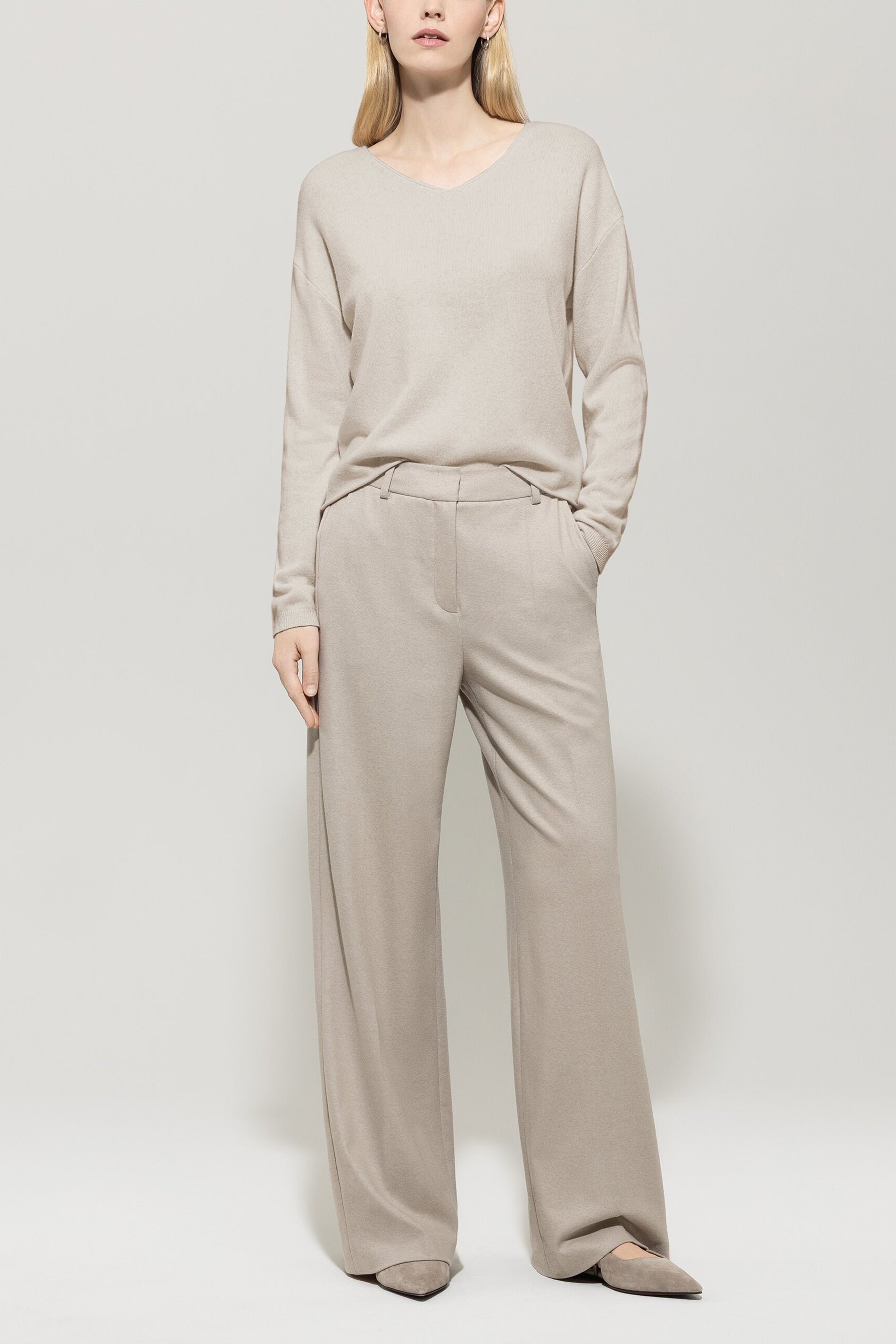 V-Pullover aus Kaschmir-Mix - oyster - Standard | Model Front