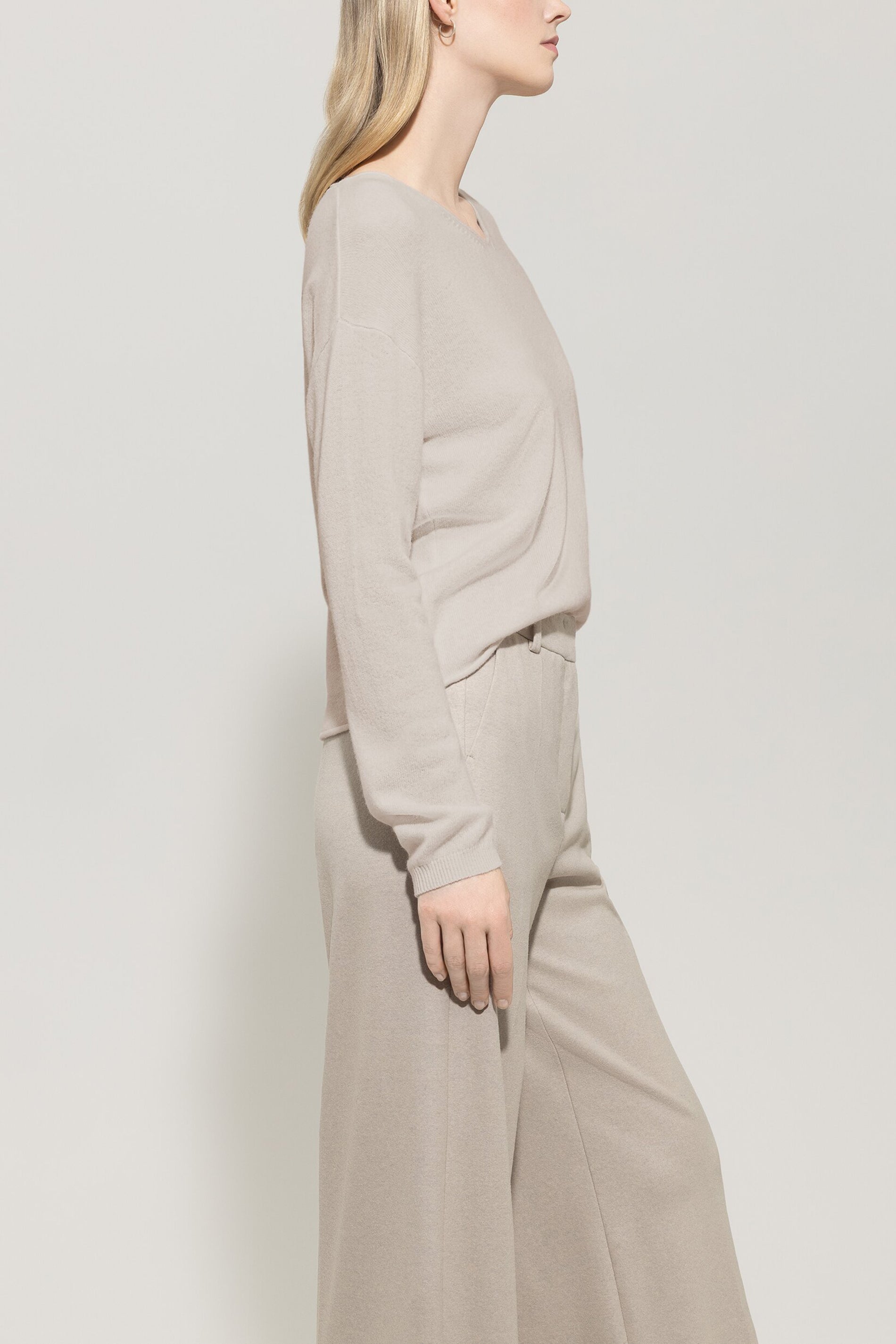 V-Pullover aus Kaschmir-Mix - oyster - Standard | Model Seite
