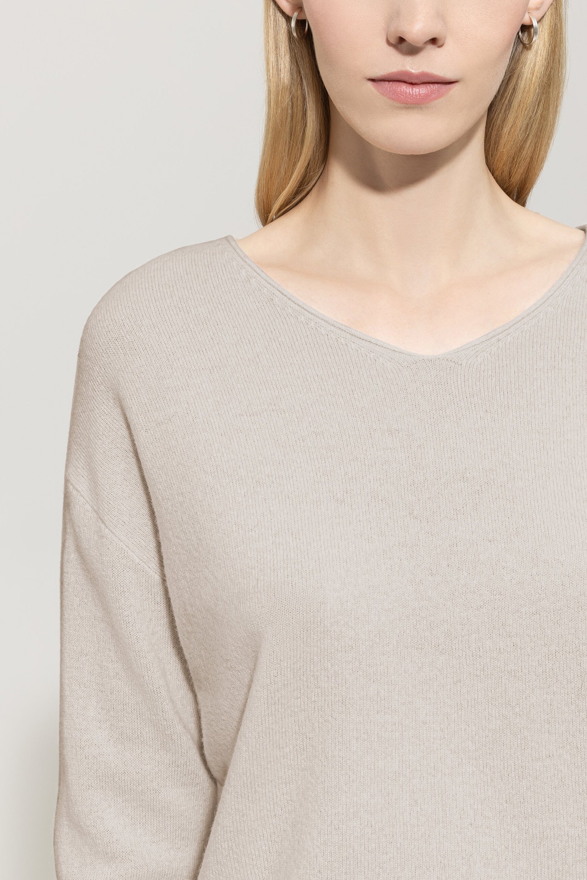 V-Pullover aus Kaschmir-Mix - oyster - Standard | Model Detail