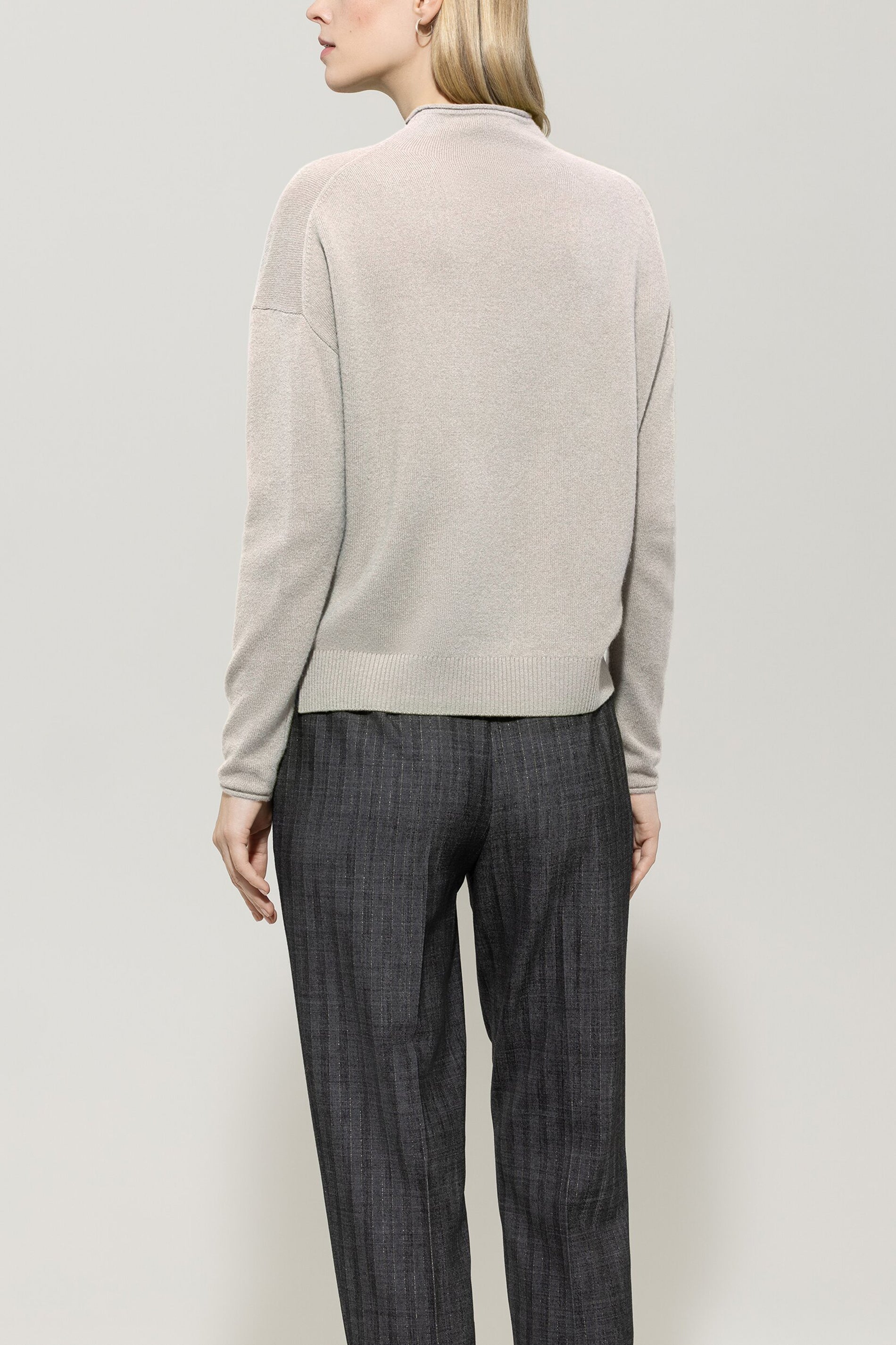 Pullover aus Kaschmir-Mix - oyster - Standard | Model Rück