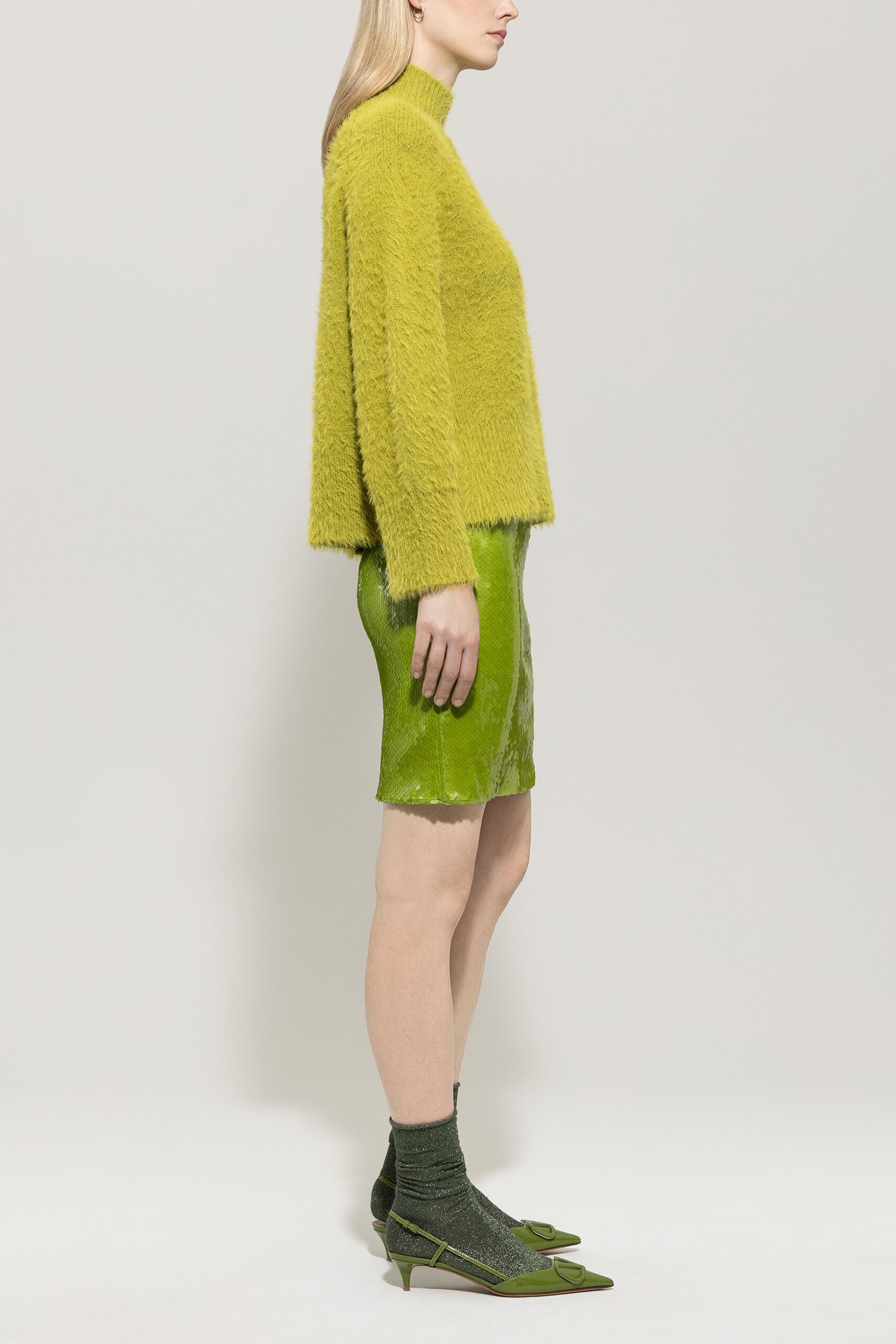 Pullover in Fell-Optik - acid green - Standard | Model Seite