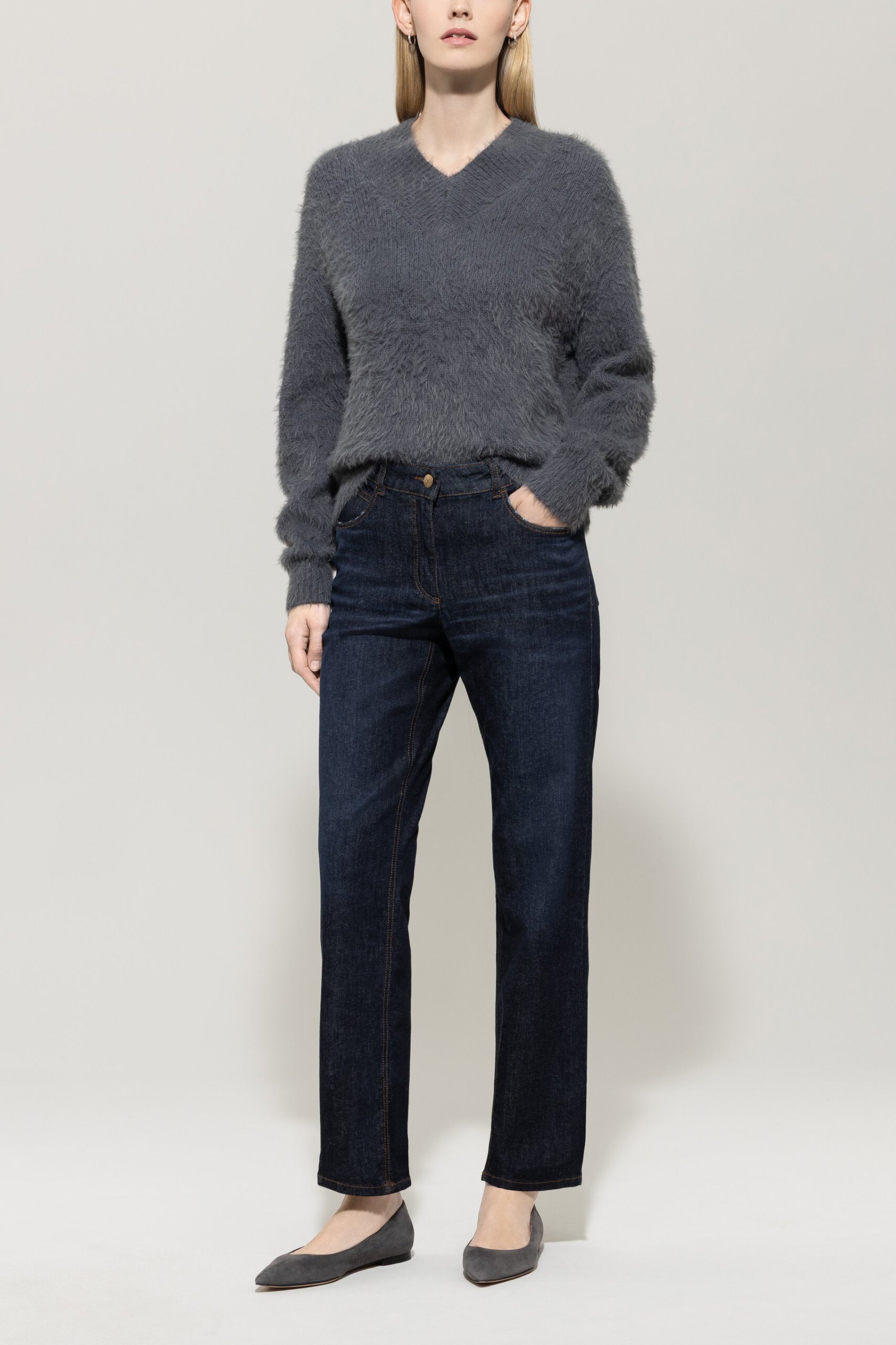 V-Pullover aus Woll-Mix - urban grey - Standard | Model Front