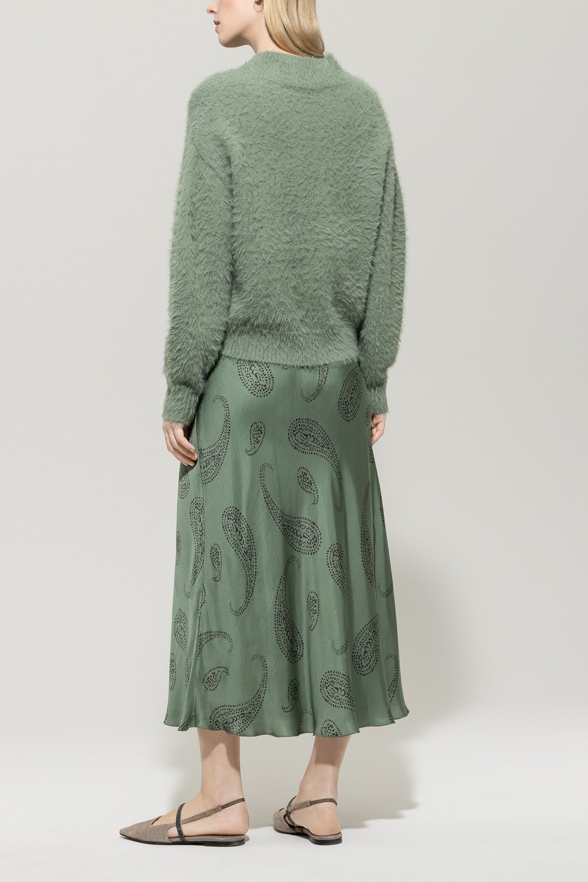 V-Pullover aus Woll-Mix - salbei - Standard | Model Rück