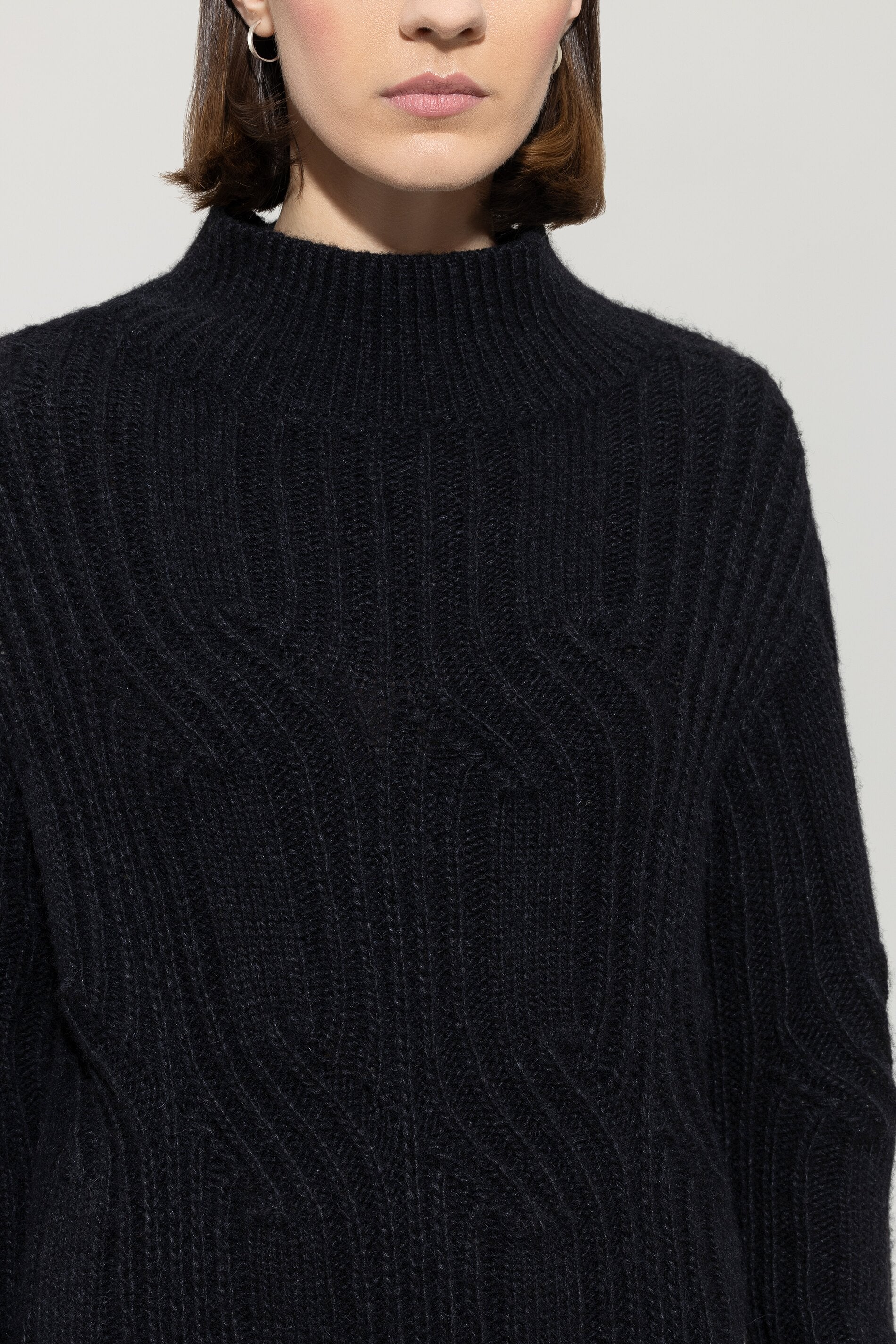 Pulloverkleid mit Cable-Knit - deep black - Standard | Model Detail