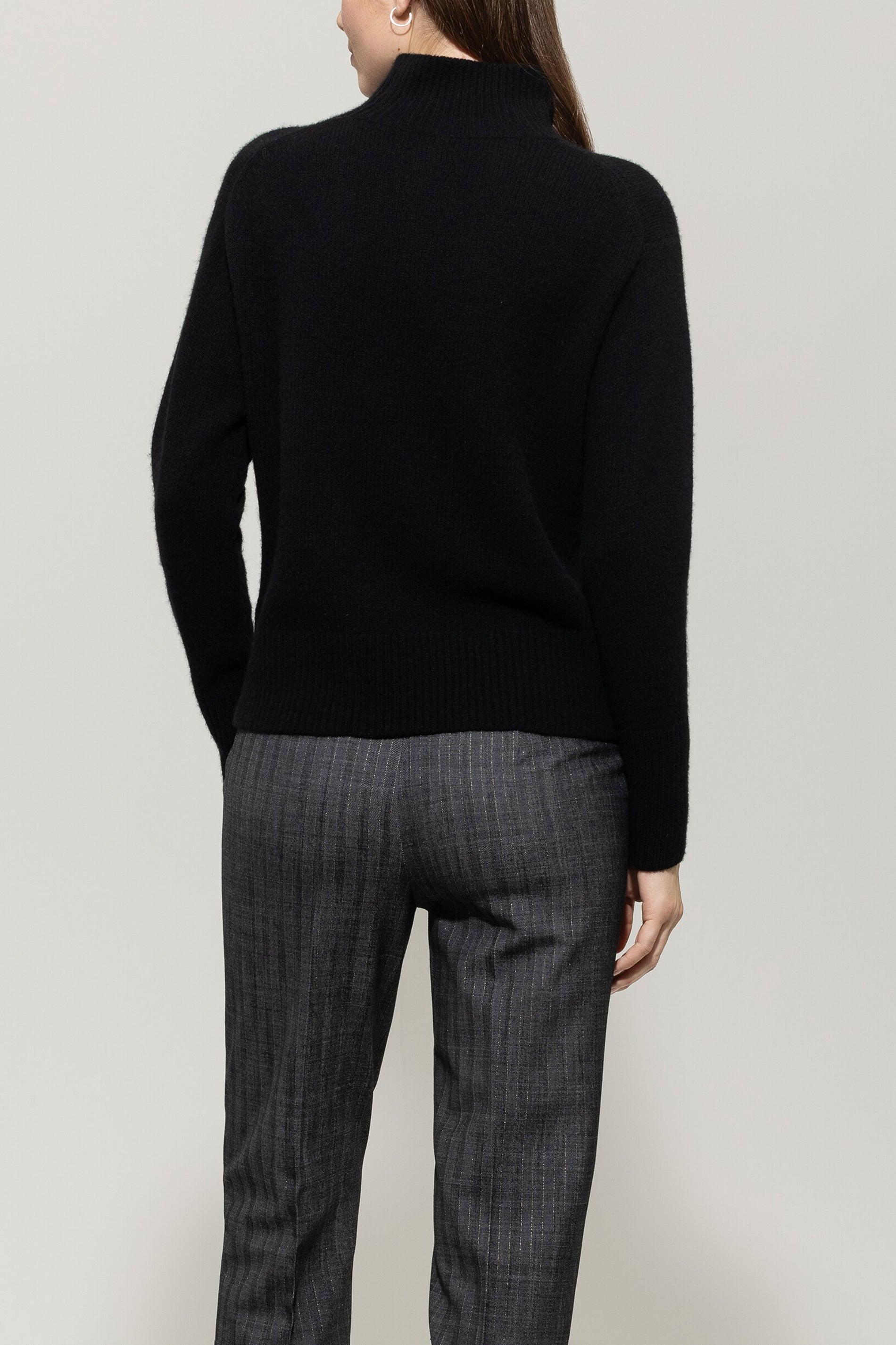 Pullover aus Kaschmir-Mix - deep black - Standard | Model Rück