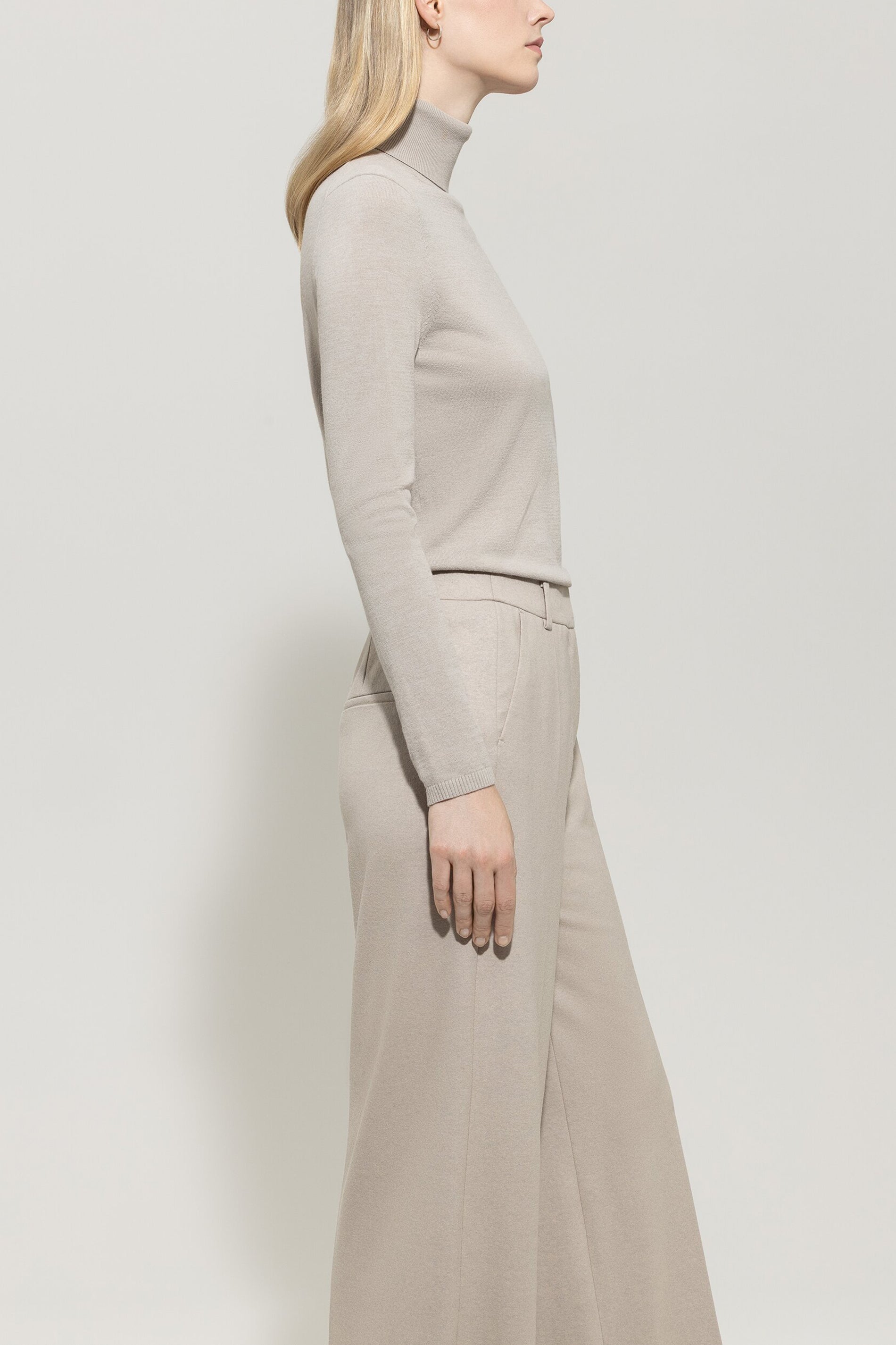 Rollkragen-Pulli aus Woll-Mix - oyster - Standard | Model Seite