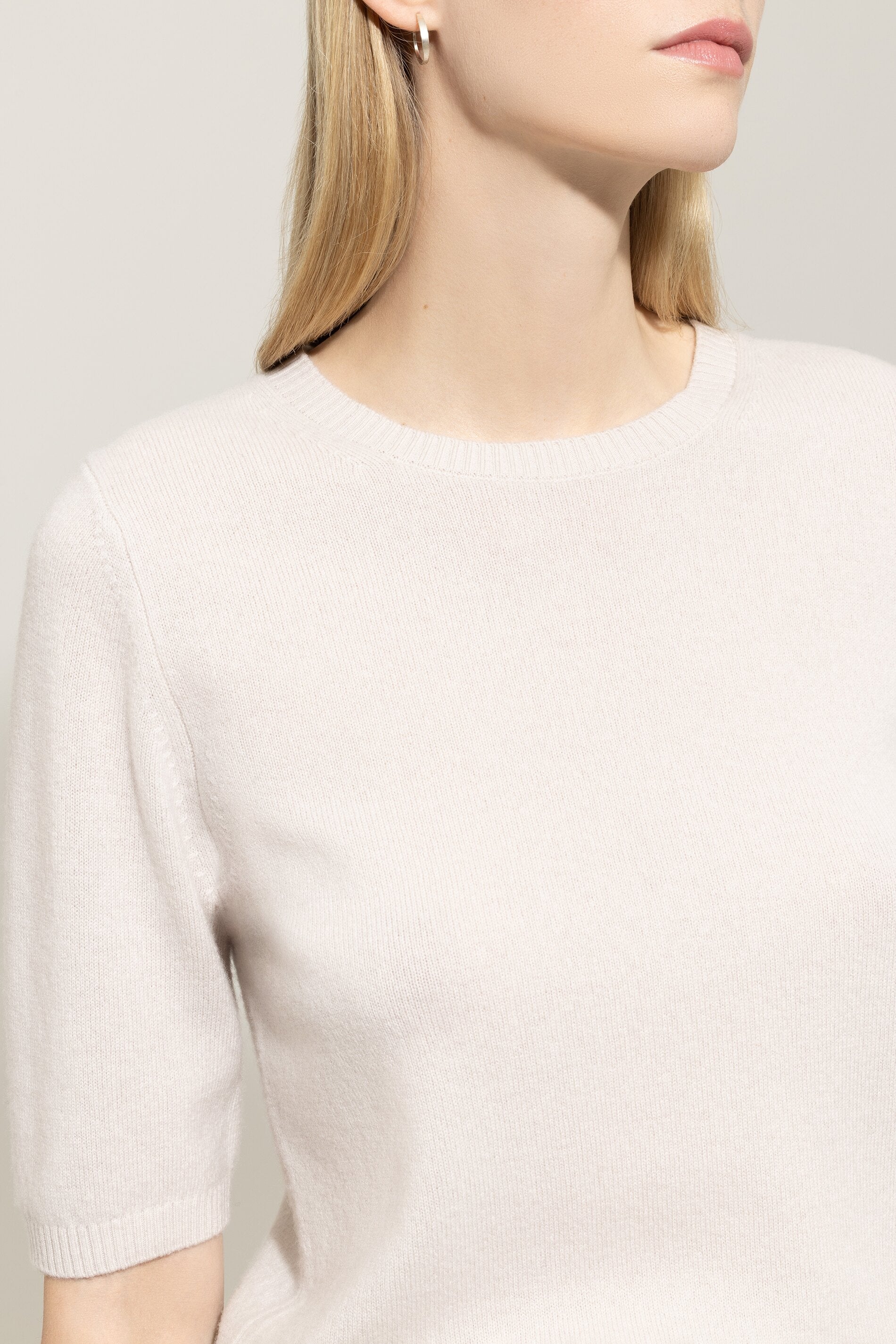 Kurzarm-Pulli aus Kaschmir-Mix - silky cream - Standard | Model Detail